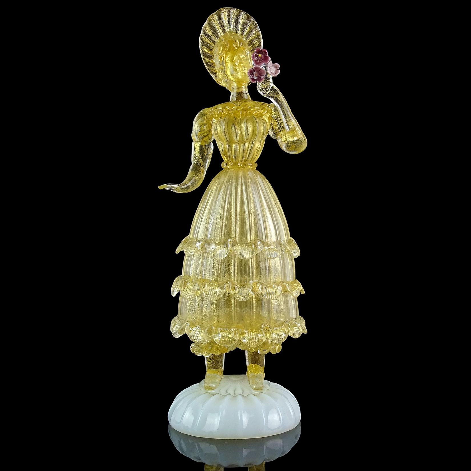 Superbe grand verre d'art italien vintage de Murano soufflé à la main, avec des mouchetures d'or sur une base opale, représentant une femme reine tenant des fleurs violettes. Elle porte une robe très ornée, avec beaucoup de volants, et une coiffe
