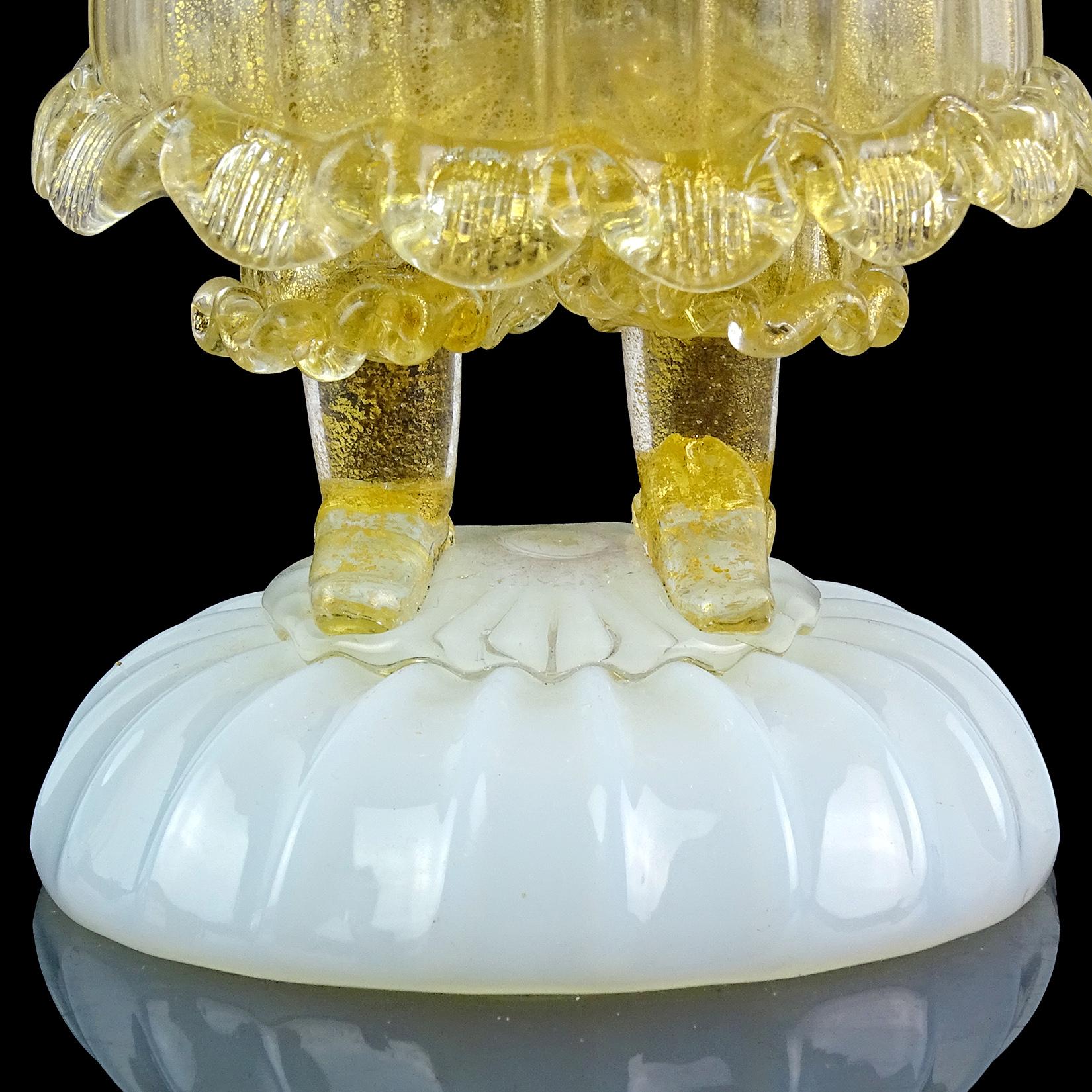 Murano Hoja de Oro Figura de Reina Sosteniendo Flores Escultura de Mujer de Vidrio Artístico Italiano en venta 2