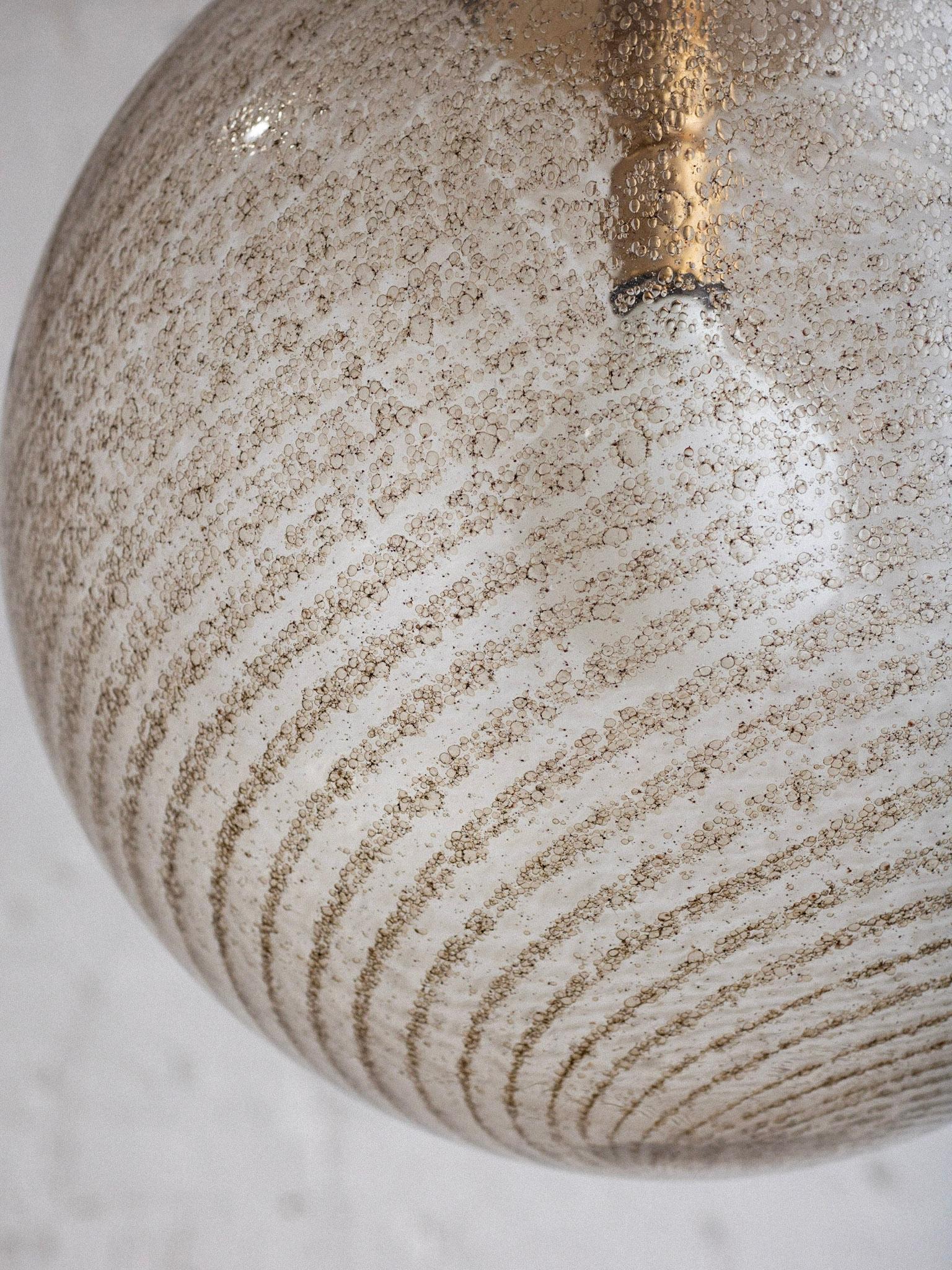 Lampe à suspension globe en verre de Murano tourbillonnant doré en vente 3