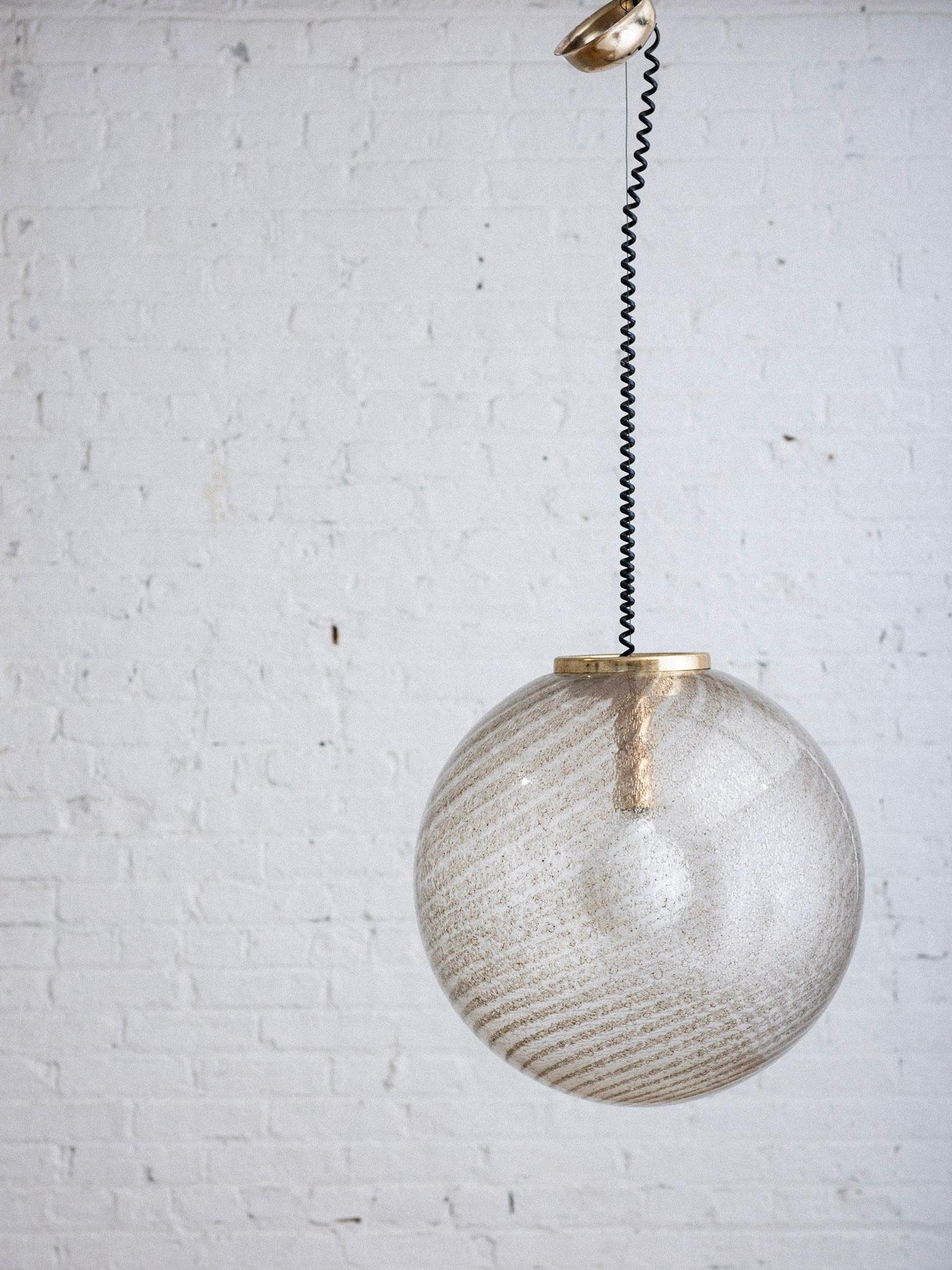 italien Lampe à suspension globe en verre de Murano tourbillonnant doré en vente