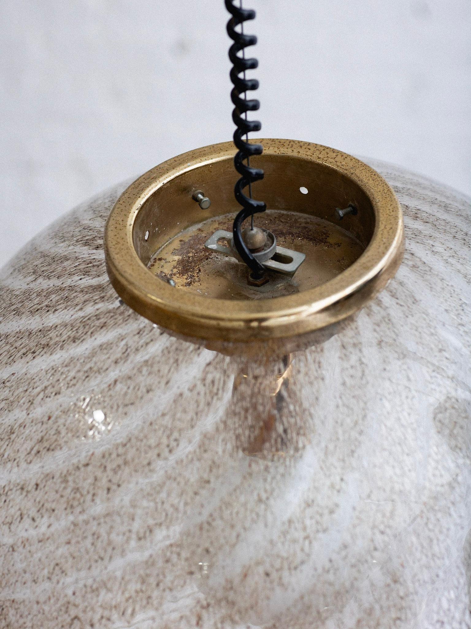 Verre Lampe à suspension globe en verre de Murano tourbillonnant doré en vente