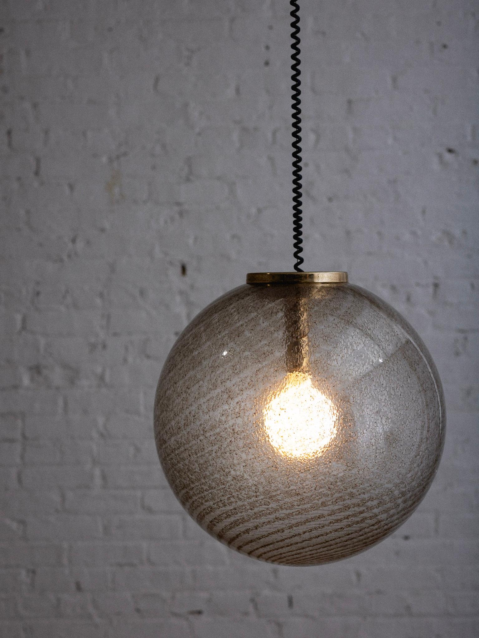 Lampe à suspension globe en verre de Murano tourbillonnant doré en vente 1