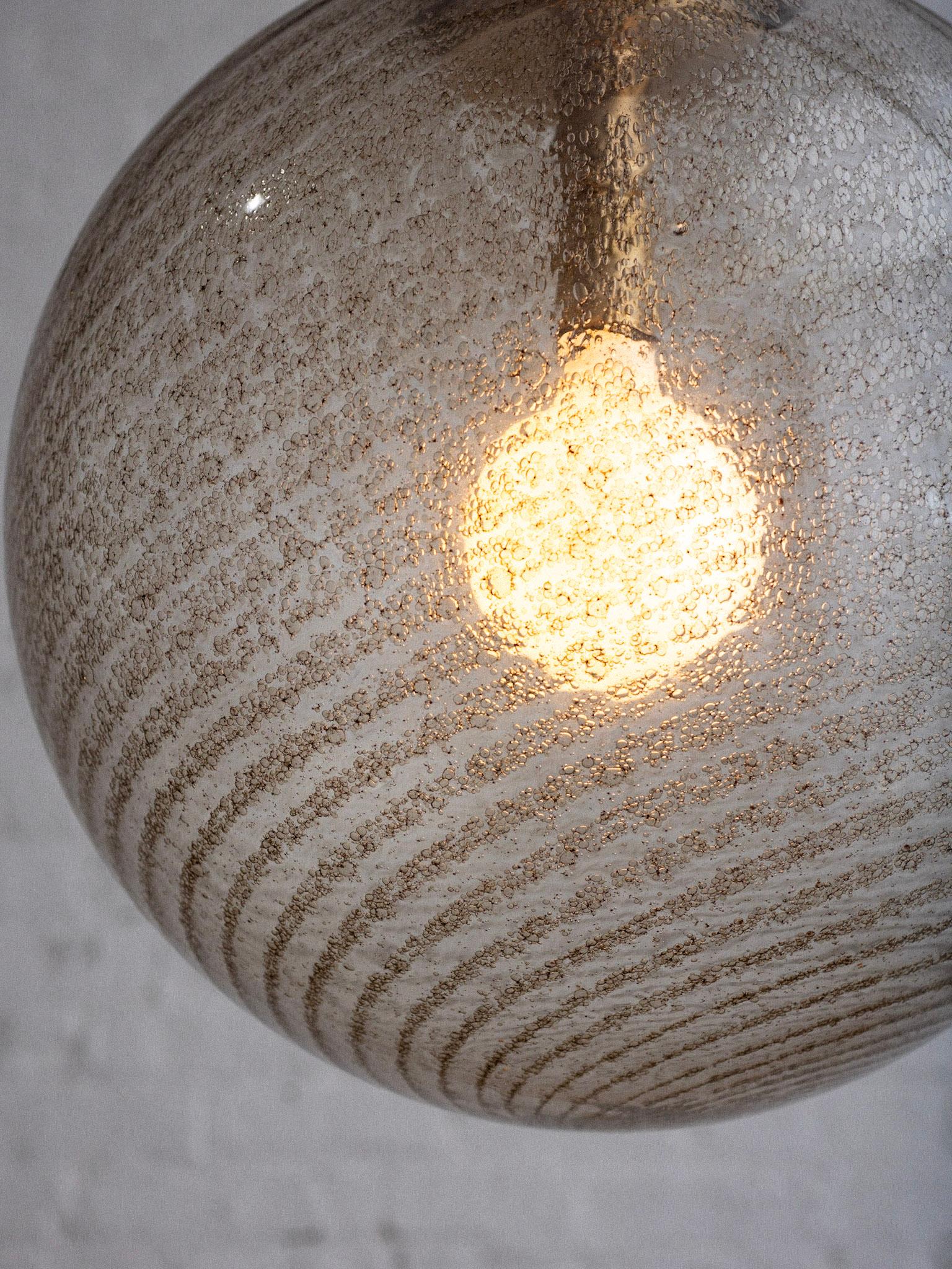 Lampe à suspension globe en verre de Murano tourbillonnant doré en vente 2