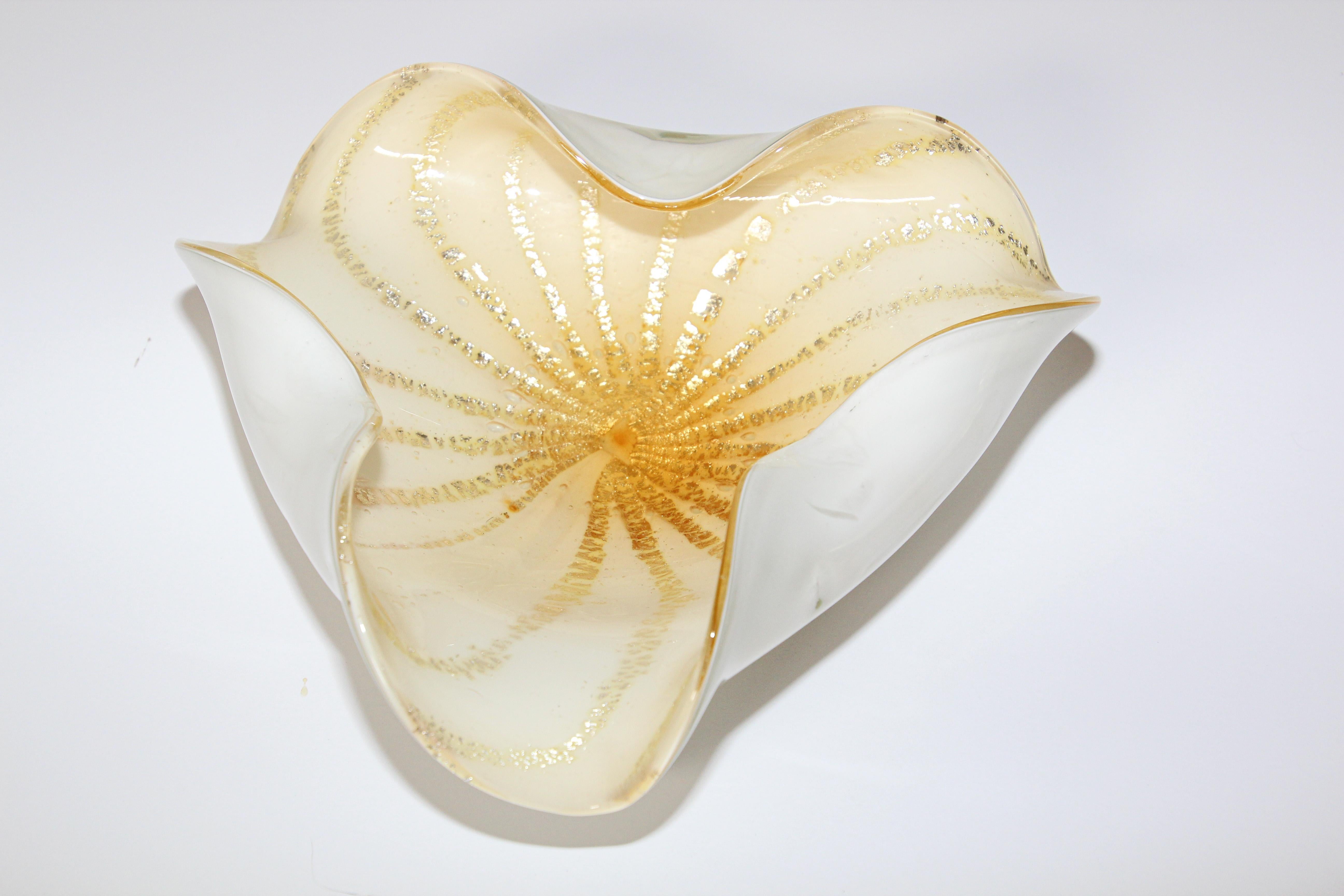 Große Alfredo Barbini prächtige Mitte des 20. Jahrhunderts italienischen Murano venezianischen mundgeblasenen Gold Kunstglas blumenförmige Schale oder Aschenbecher.
Alfredo Barbini Murano Weißgold Aventurin Streifen italienische Kunst Glas Schüssel