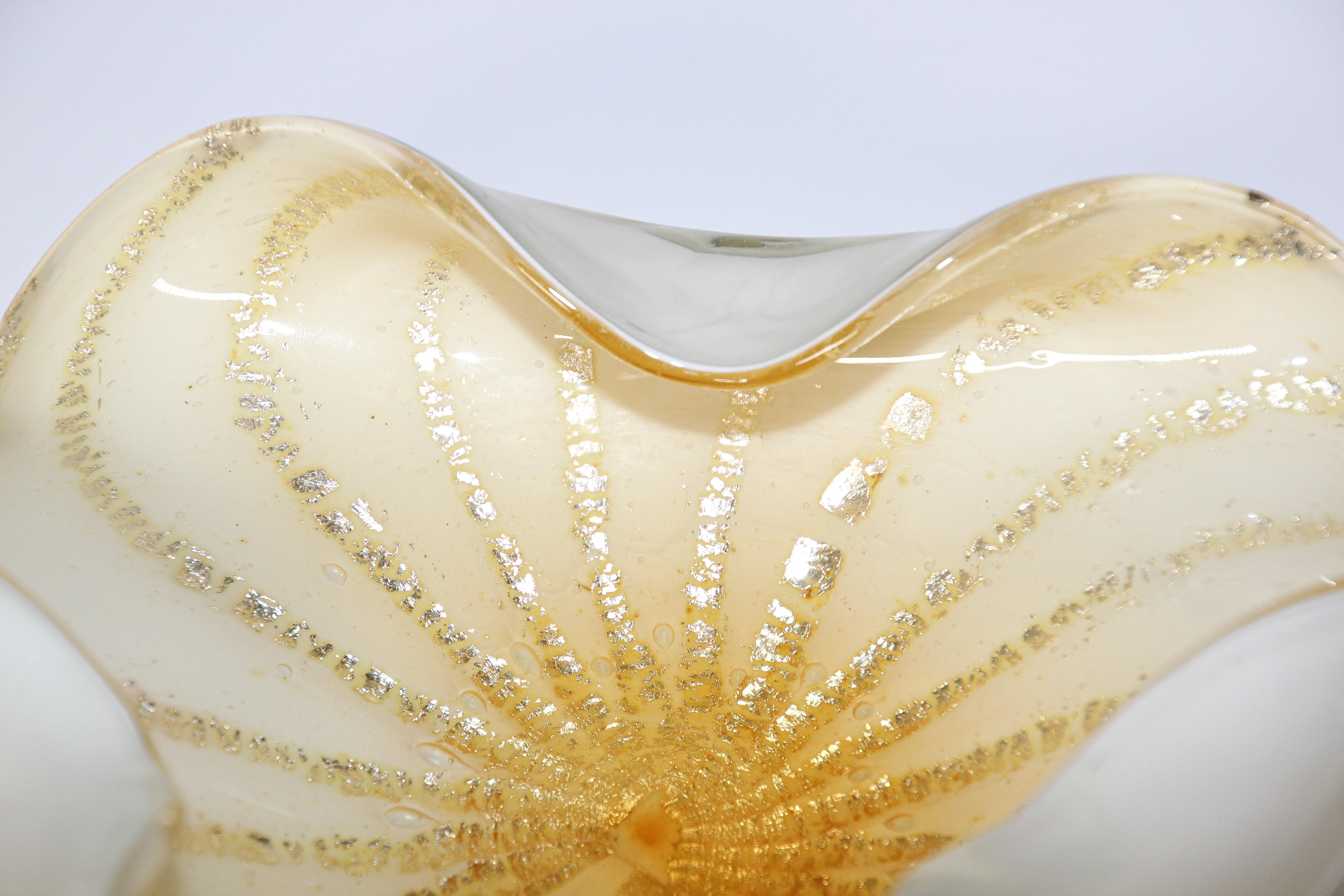 Hand-Crafted Alfredo Barbini Murano White Gold Venetian Hand Blown Art Glass Bowl For Sale