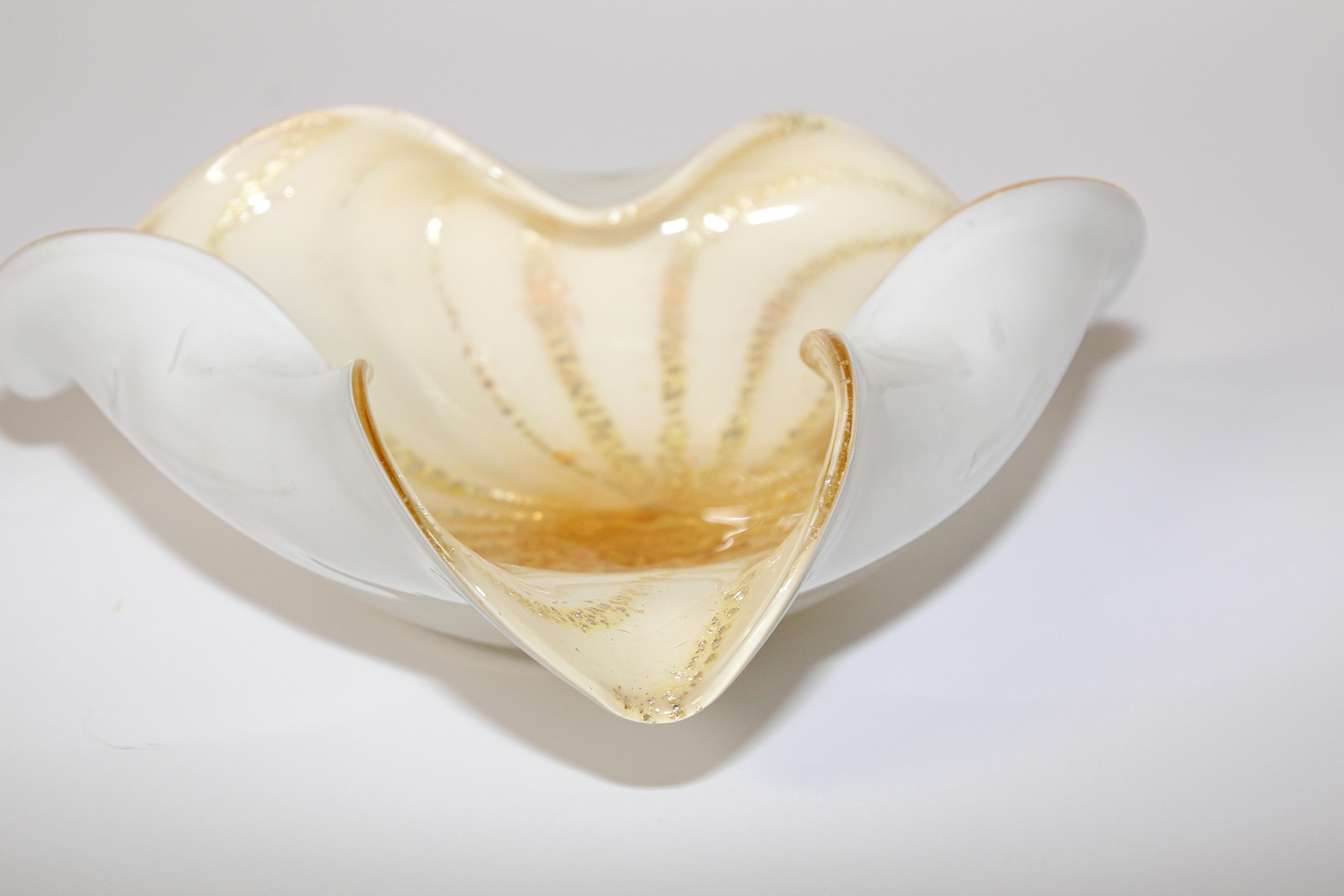 Alfredo Barbini Murano White Gold Venetian Hand Blown Art Glass Bowl In Good Condition For Sale In North Hollywood, CA