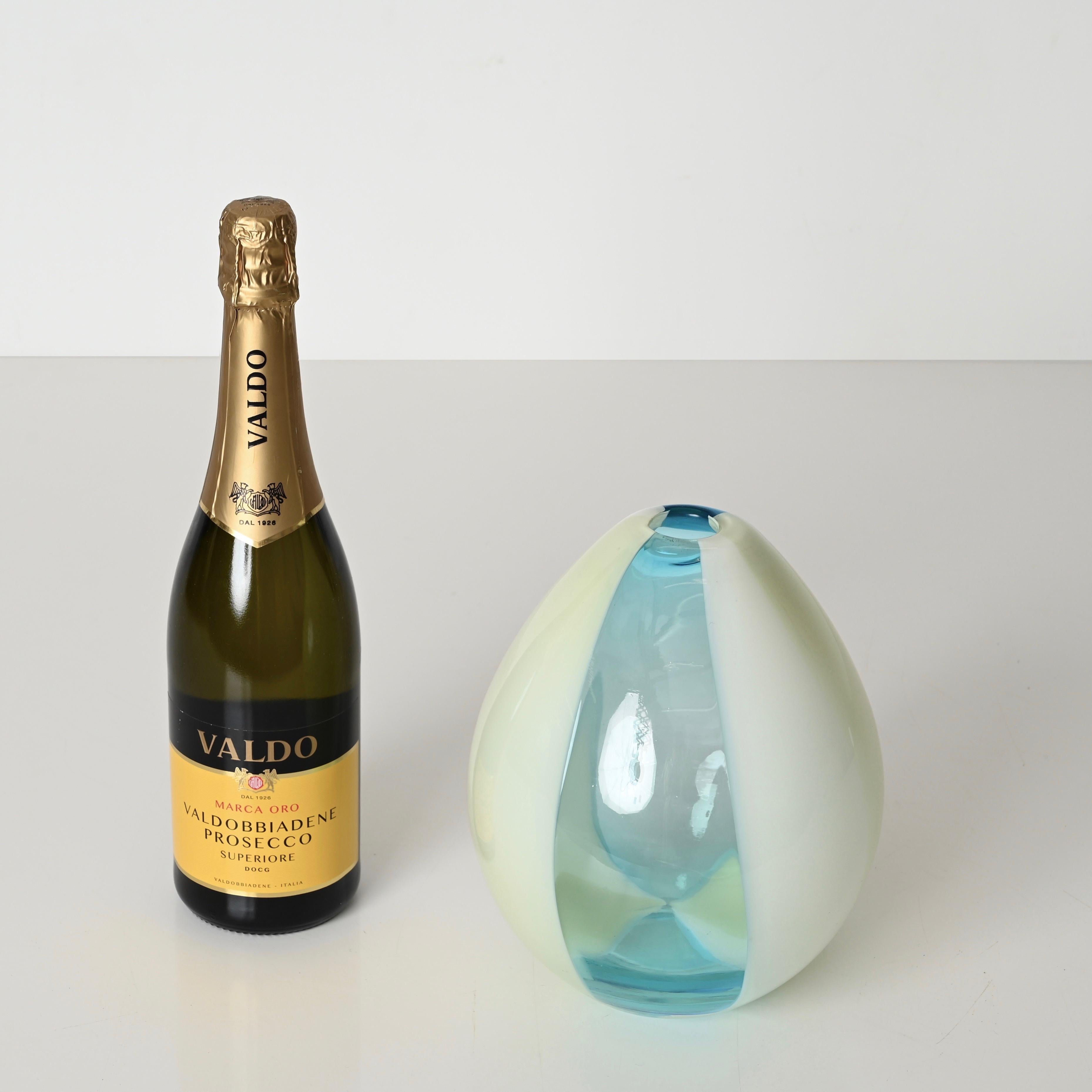 Stupendo vaso a forma di uovo in vetro di Murano soffiato a bocca con colori sfumati. Questo spettacolare e unico oggetto è stato disegnato da Salviati e prodotto a Murano.

In condizioni favolose, senza schegge o crepe. Creato con l'eccezionale