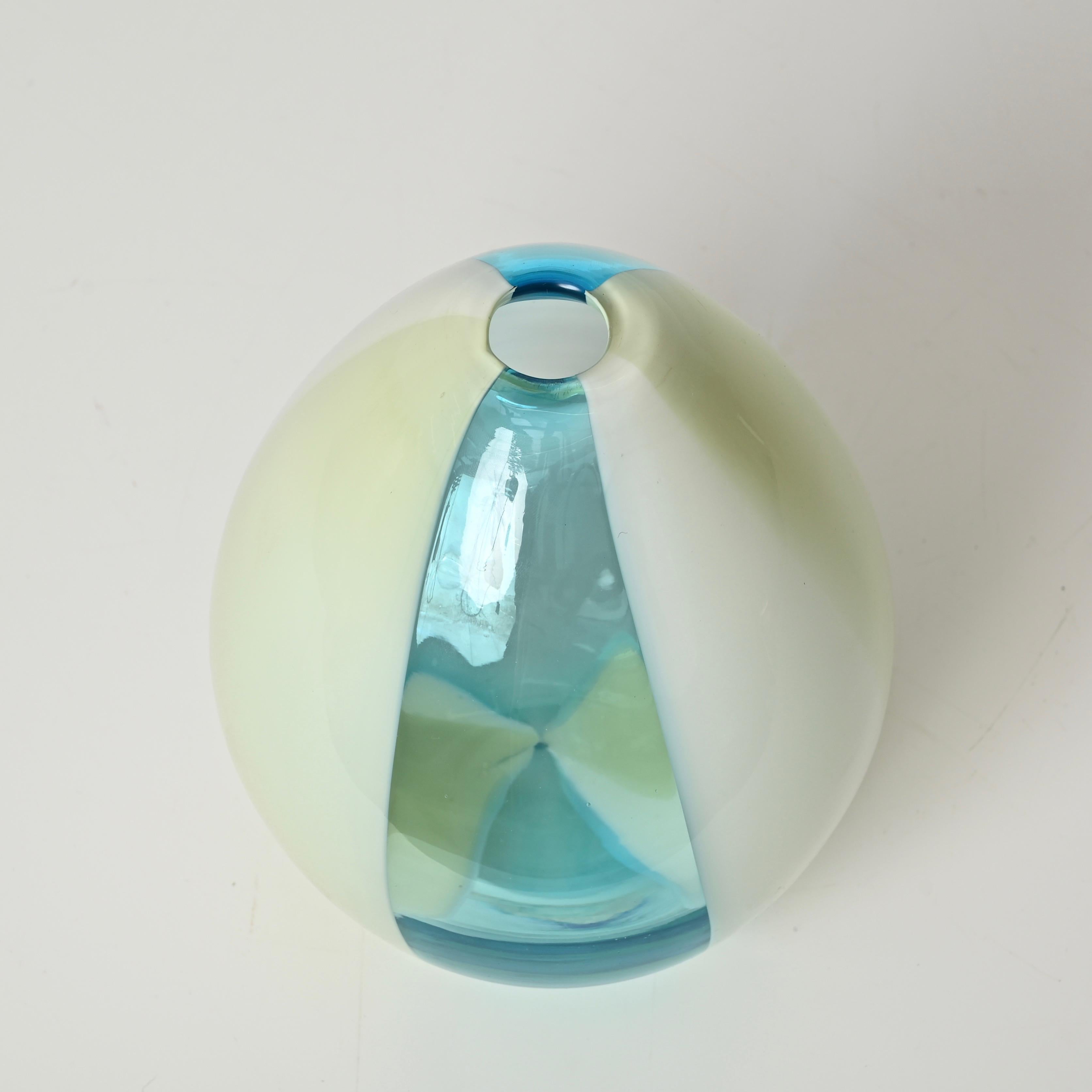 Fatto a mano Vaso di Murano a gradiente in vetro soffiato color verde, bianco e verde di Salviati Italia anni '70 in vendita