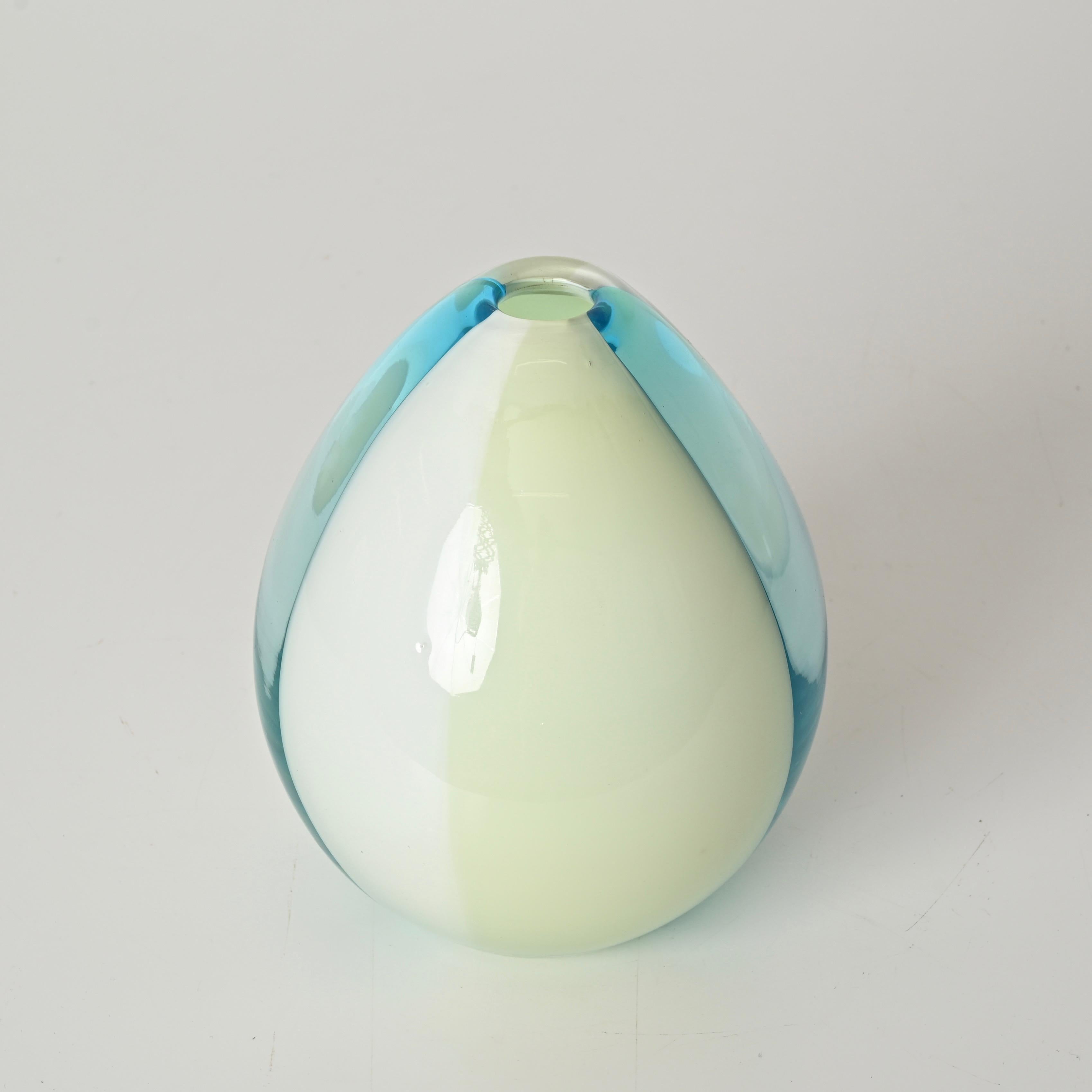 XX secolo Vaso di Murano a gradiente in vetro soffiato color verde, bianco e verde di Salviati Italia anni '70 in vendita
