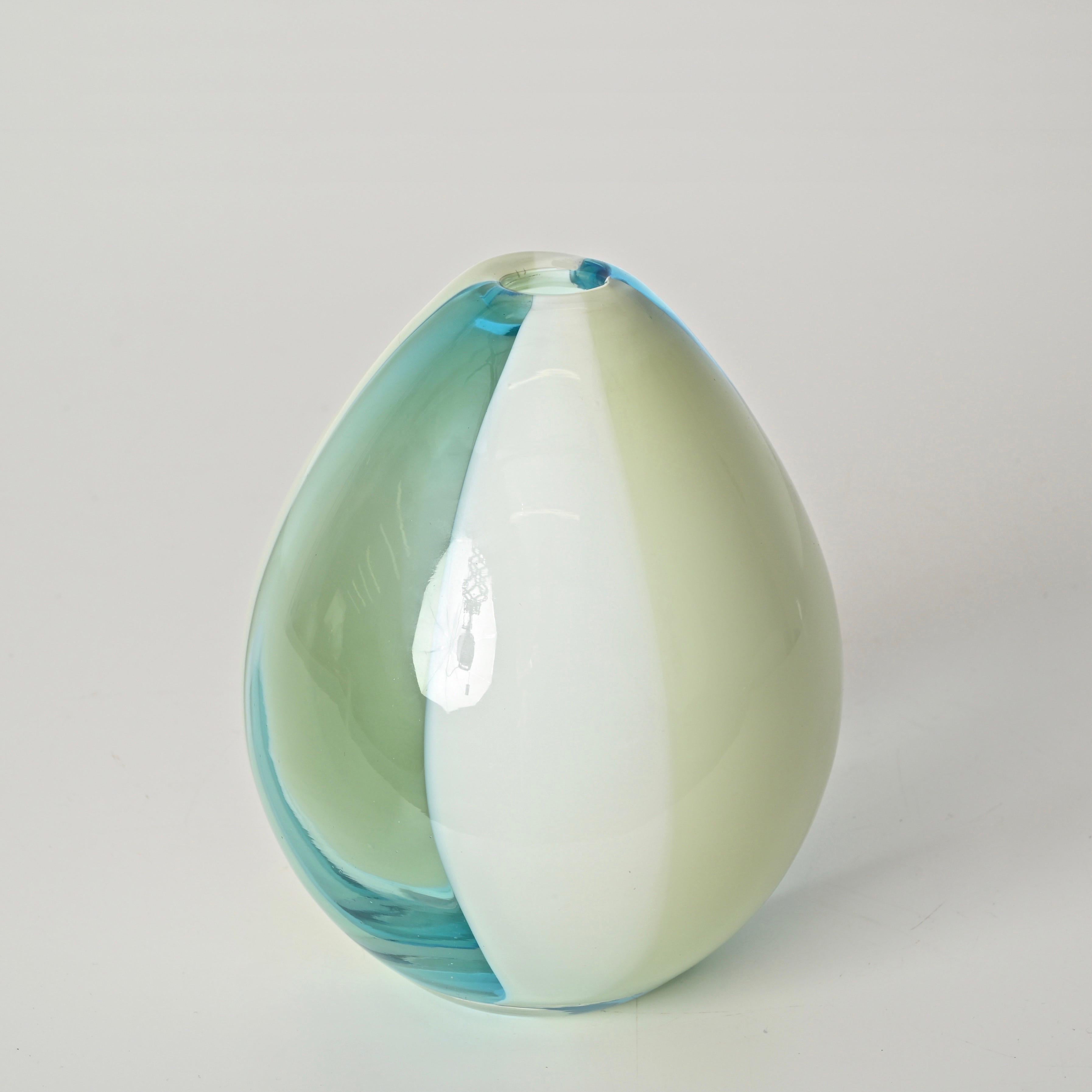 Vetro Vaso di Murano a gradiente in vetro soffiato color verde, bianco e verde di Salviati Italia anni '70 in vendita