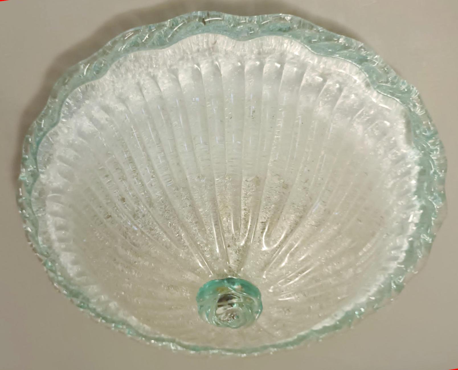 Vintage Italian flush mount mit einem einzelnen gerippten Murano Glasschirm mundgeblasen mit körniger Textur unter Verwendung der Graniglia Technik, verziert mit grünem Glasrand und Endstück / Made in Italy circa 1960s
Maße: Durchmesser 16 Zoll,