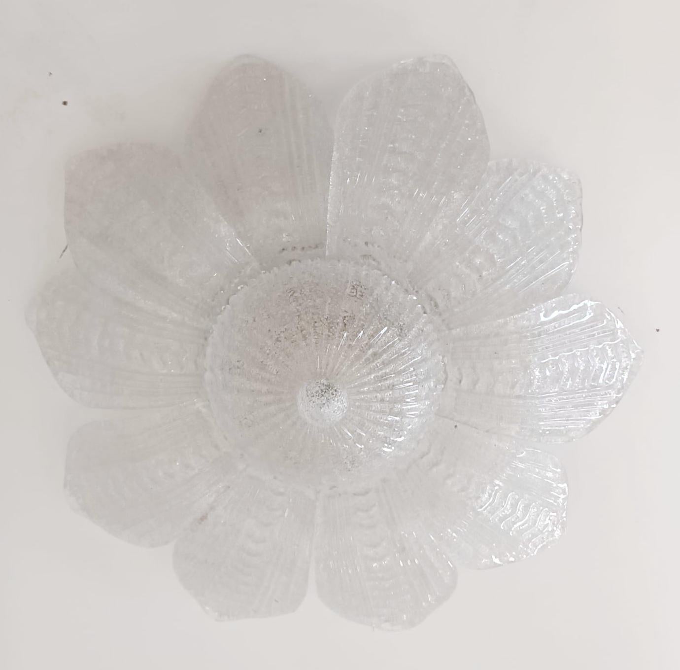 Vintage Italian Murano glass flush mount with clear graniglia glass leaves on brass metal frame / Made in Italy, circa 1960s.
3 lights / E26 or E27 type / max 60W each.
Measures: Diameter 22 inches, height 8.5 inches.
1 in stock in Italy.
Order