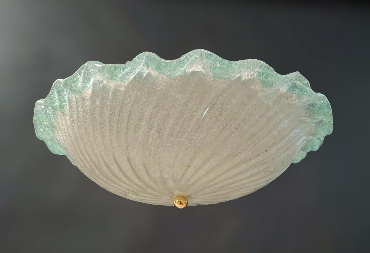 Aplique o empotrable italiano vintage con una pantalla redonda de cristal de Murano transparente soplado a mano con la técnica Graniglia para producir un efecto de textura granulada, encerrado en un borde verde claro / Fabricado en Italia al estilo