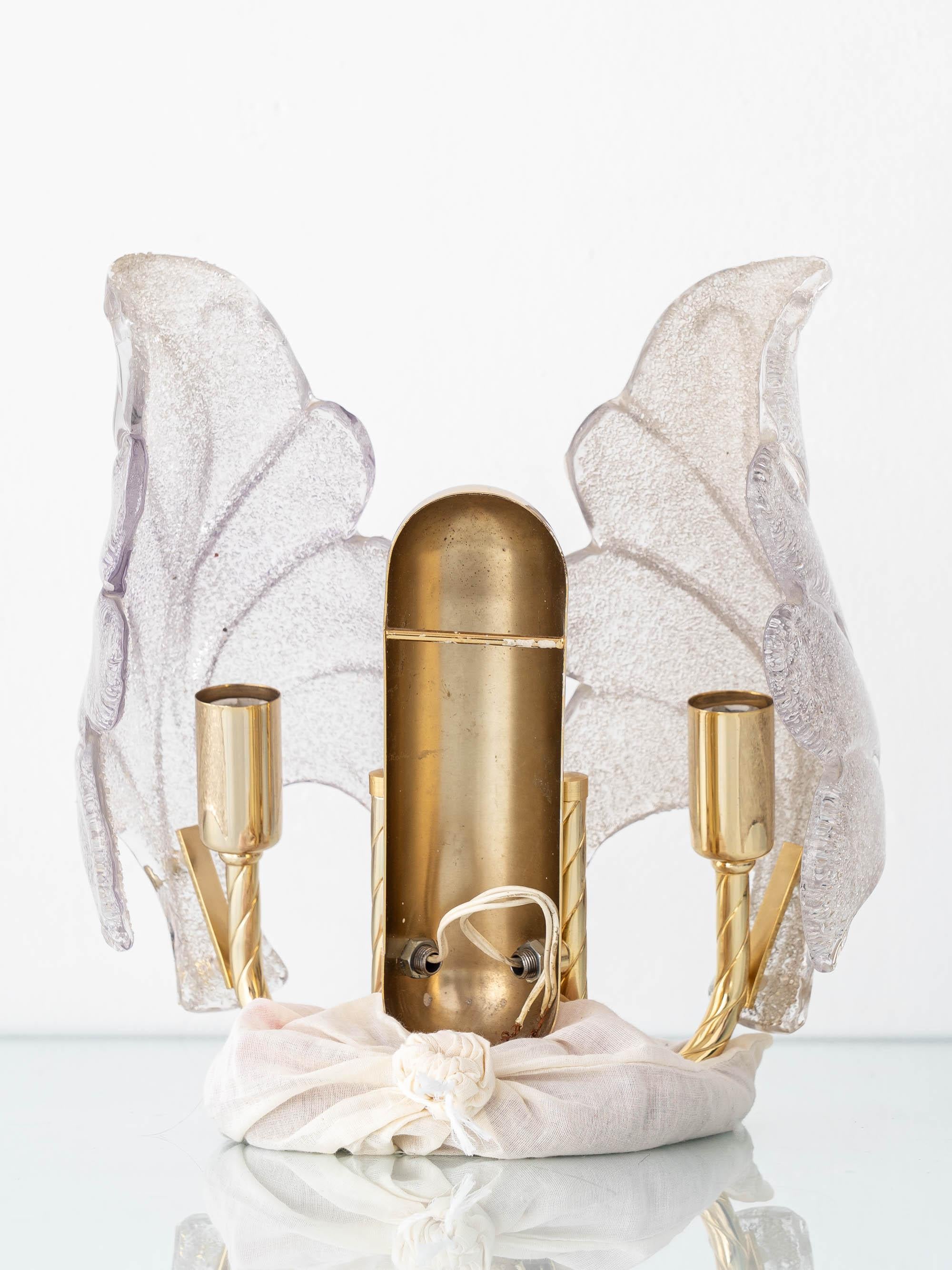 Aplique de pared de latón con doble hoja de cristal Graniglia de Murano, Italia, años 60 Hecho a mano en venta