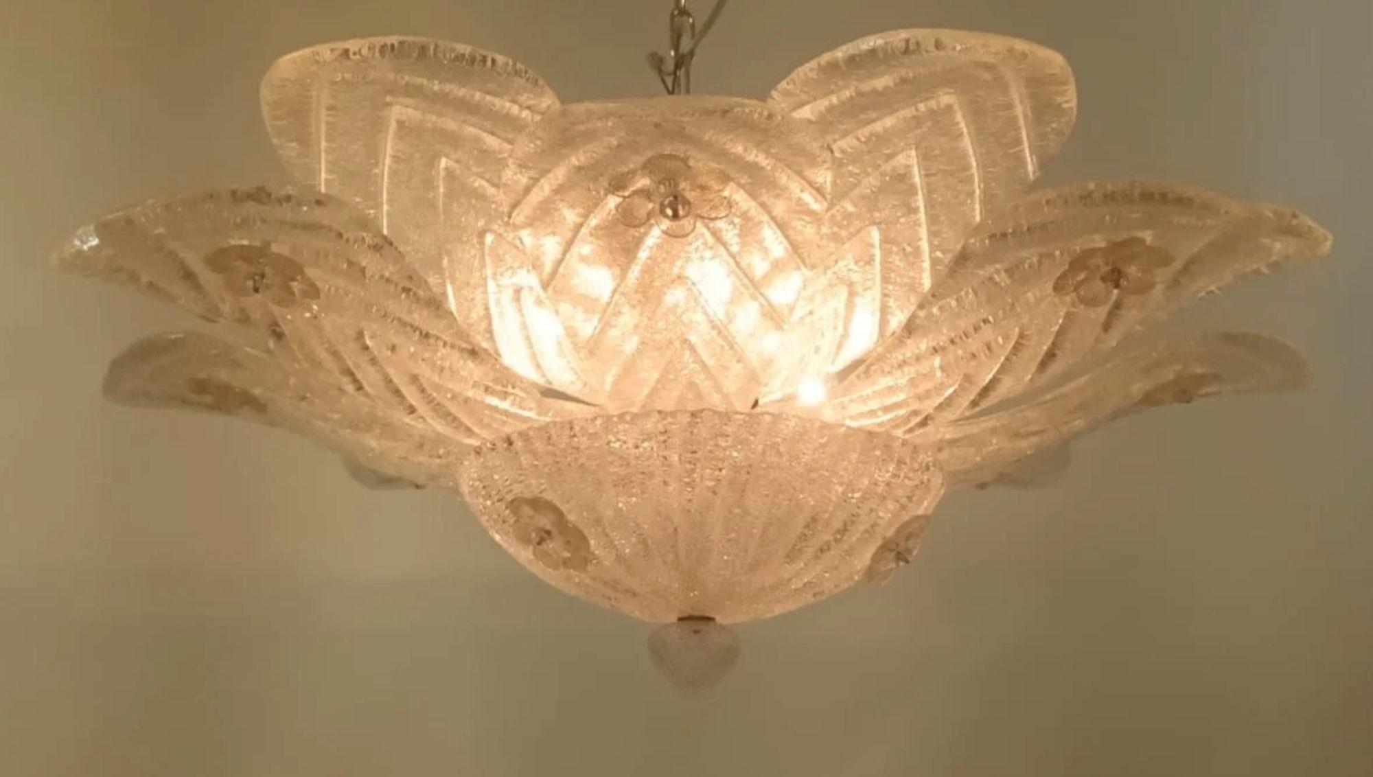 Luminaire encastré italien vintage composé de feuilles et de fleurs en verre clair de Murano, délicatement rehaussées d'or. Le travail complexe du verre met en valeur la technique traditionnelle de Murano, produisant une surface texturée et