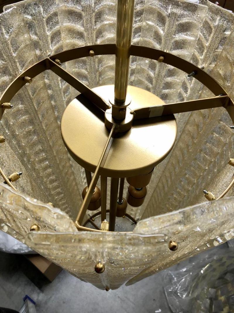 Lampadario e pendenti tondi color oro di Murano 