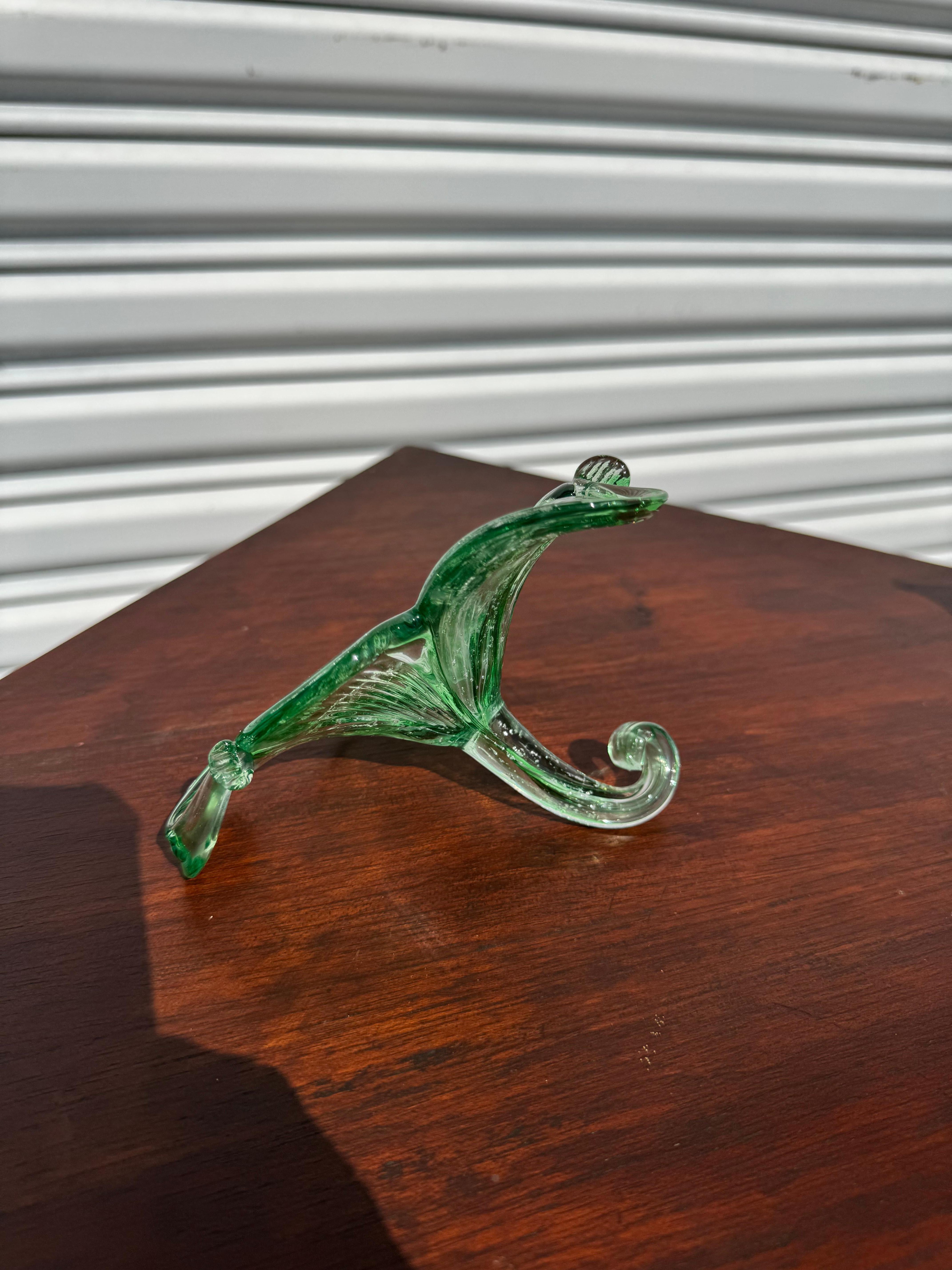 Questo fiore è soffiato a mano.
È stato realizzato a Murano, in Italia. 
È verde e trasparente con 3 petali.
È un ottimo regalo.