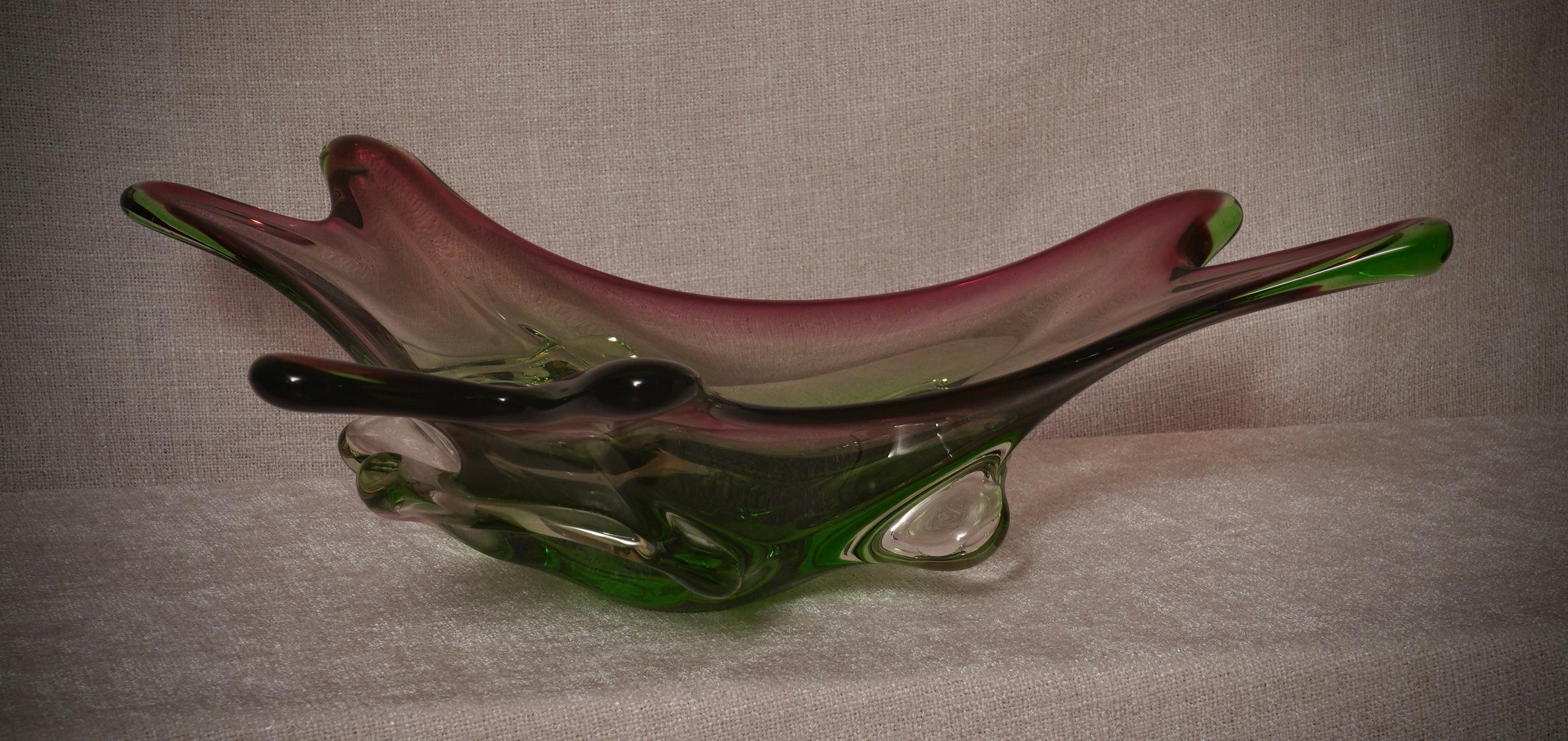 Mit seinen einzigartigen Merkmalen und seiner Liebe zum Detail ist dieses Stück ein Zeugnis für die innovative Vision und die künstlerische Sensibilität der Meister von Murano.

Ein sehr begehrter Murano Tafelaufsatz, der an eine Libelle erinnert.