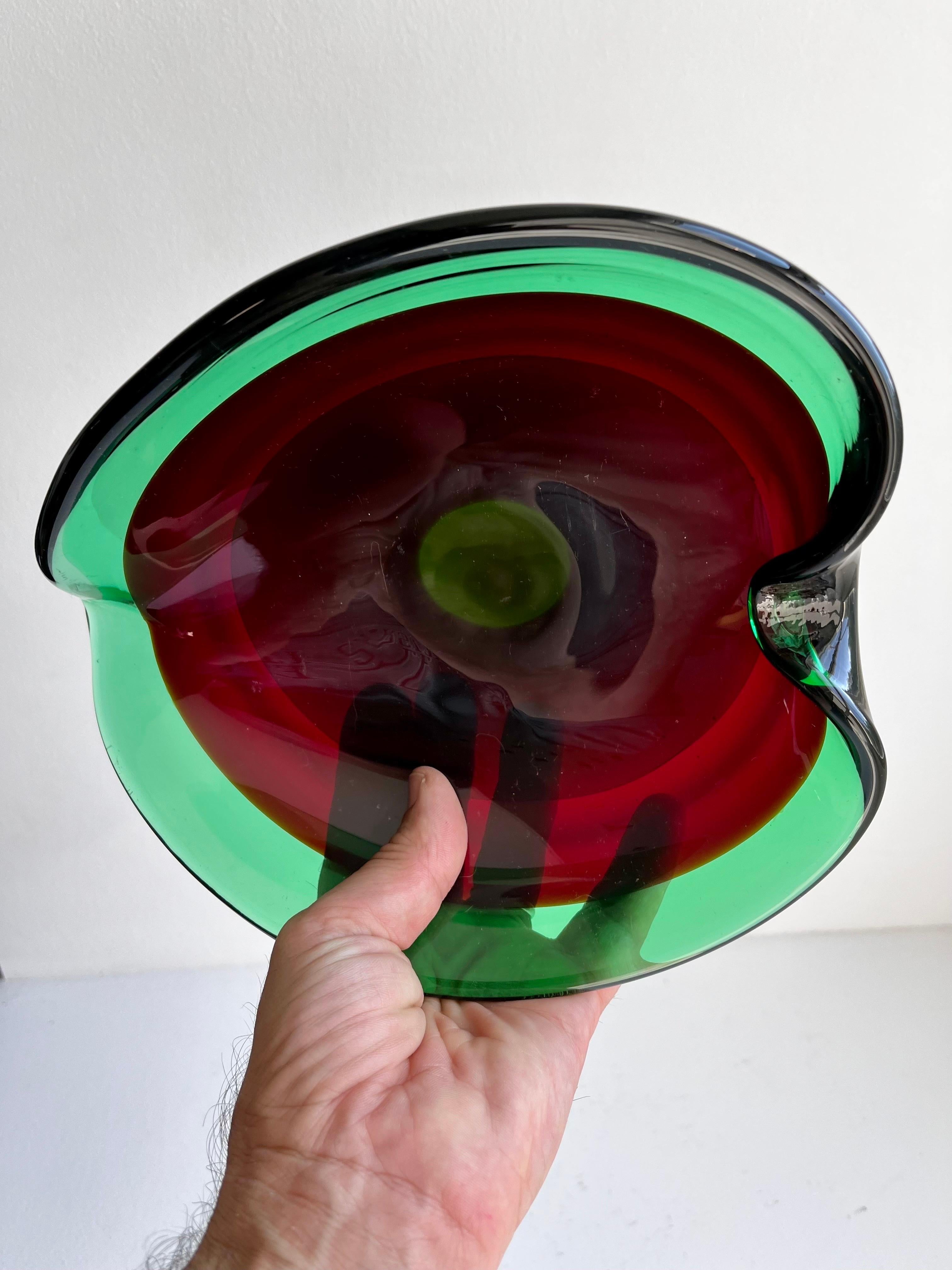 Cuenco de cristal verde y rojo de Murano, circa 1950 en venta 3