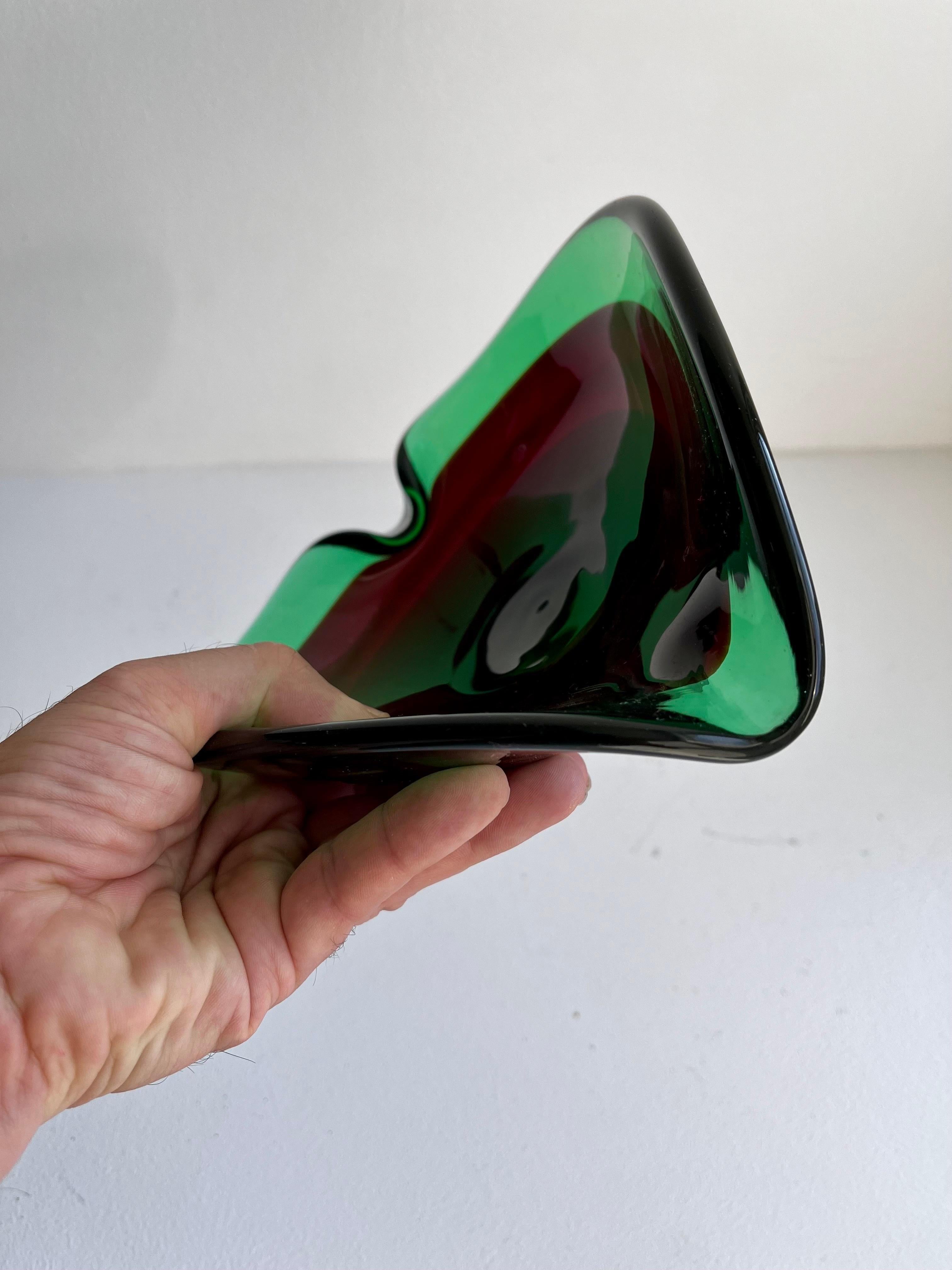 Cuenco de cristal verde y rojo de Murano, circa 1950 en venta 4