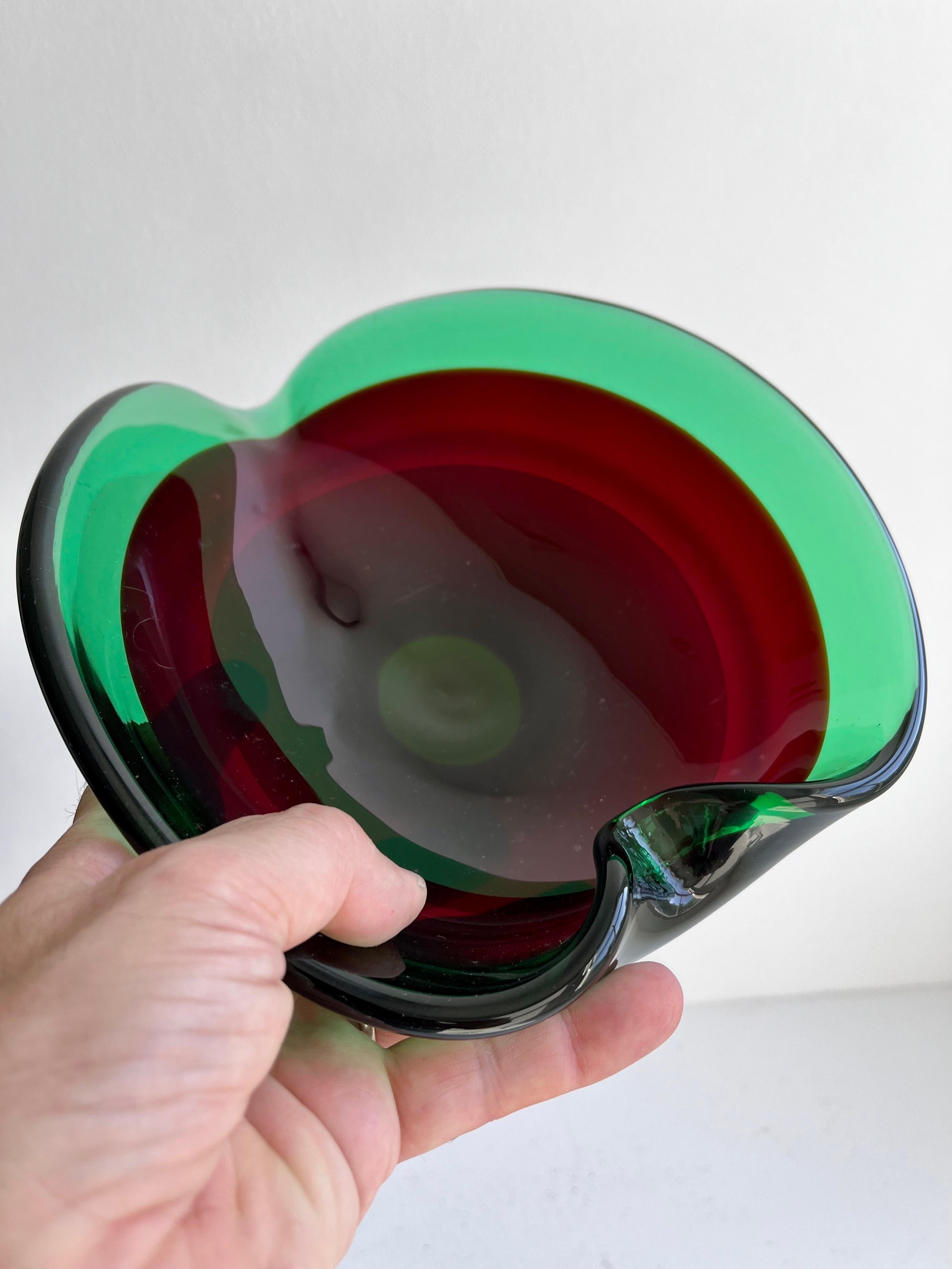 Cuenco de cristal verde y rojo de Murano, circa 1950 en venta 7