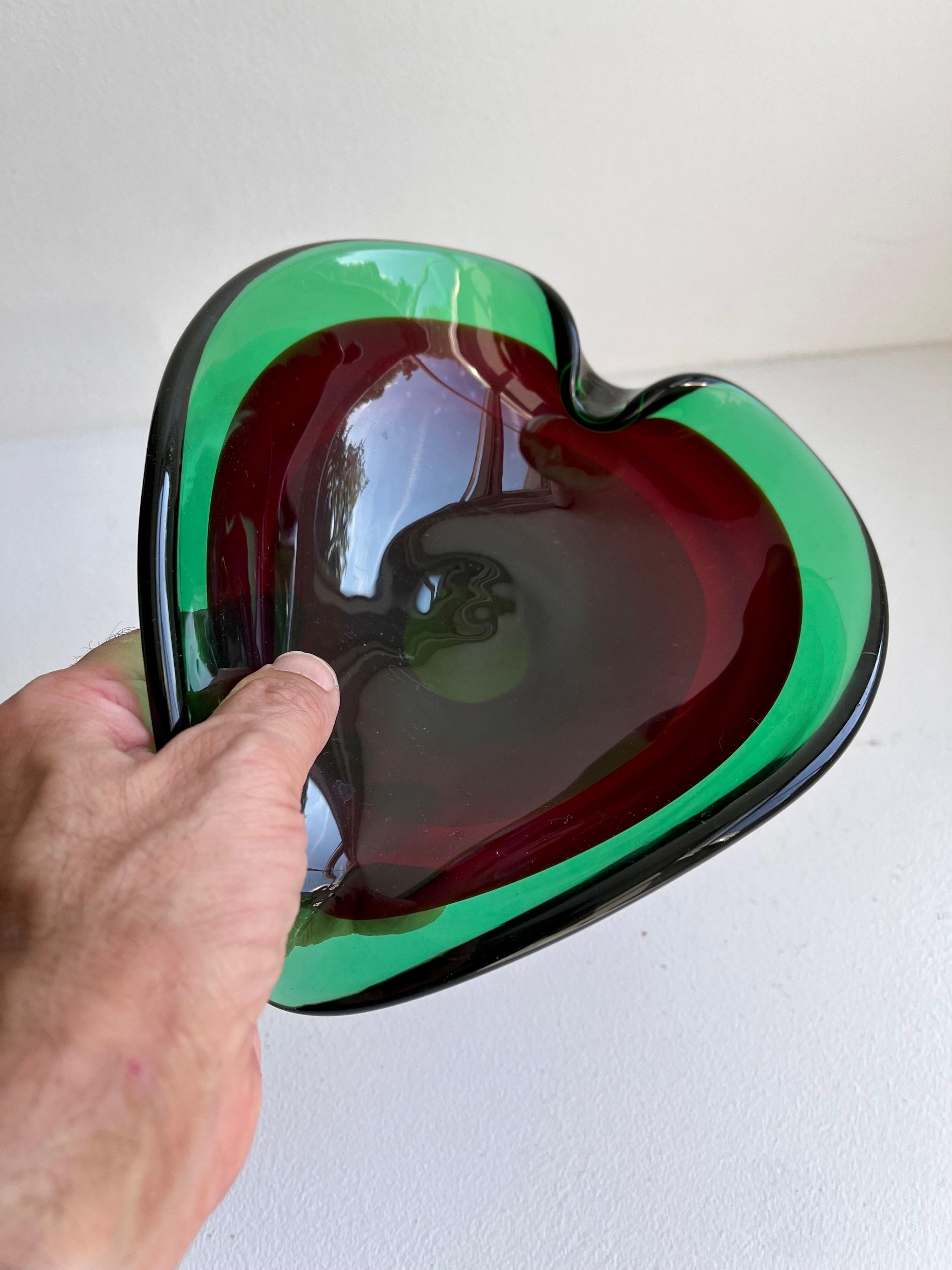 Cuenco de cristal verde y rojo de Murano, circa 1950 en venta 8