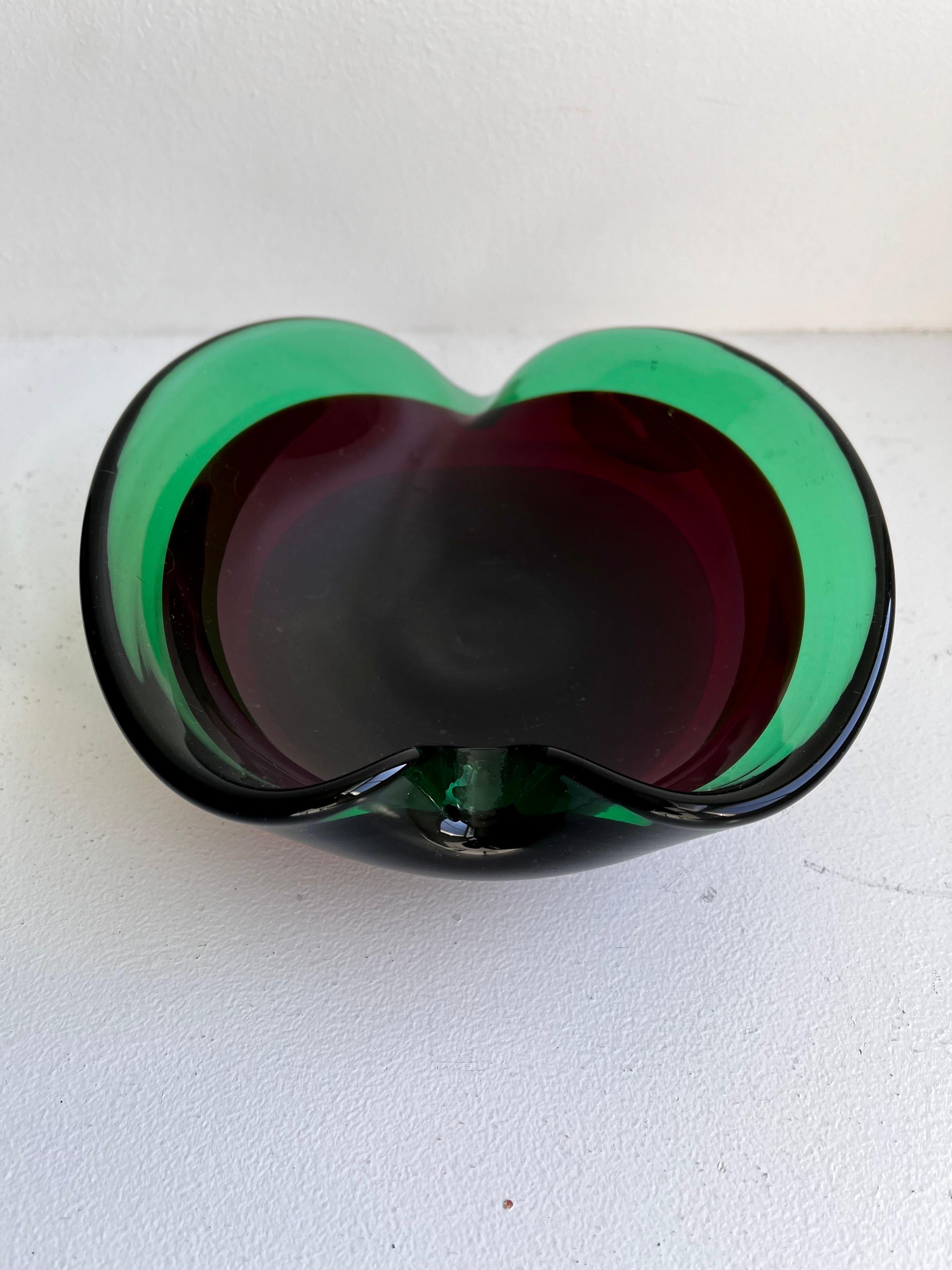 Cuenco de cristal verde y rojo de Murano
hacia 1950
