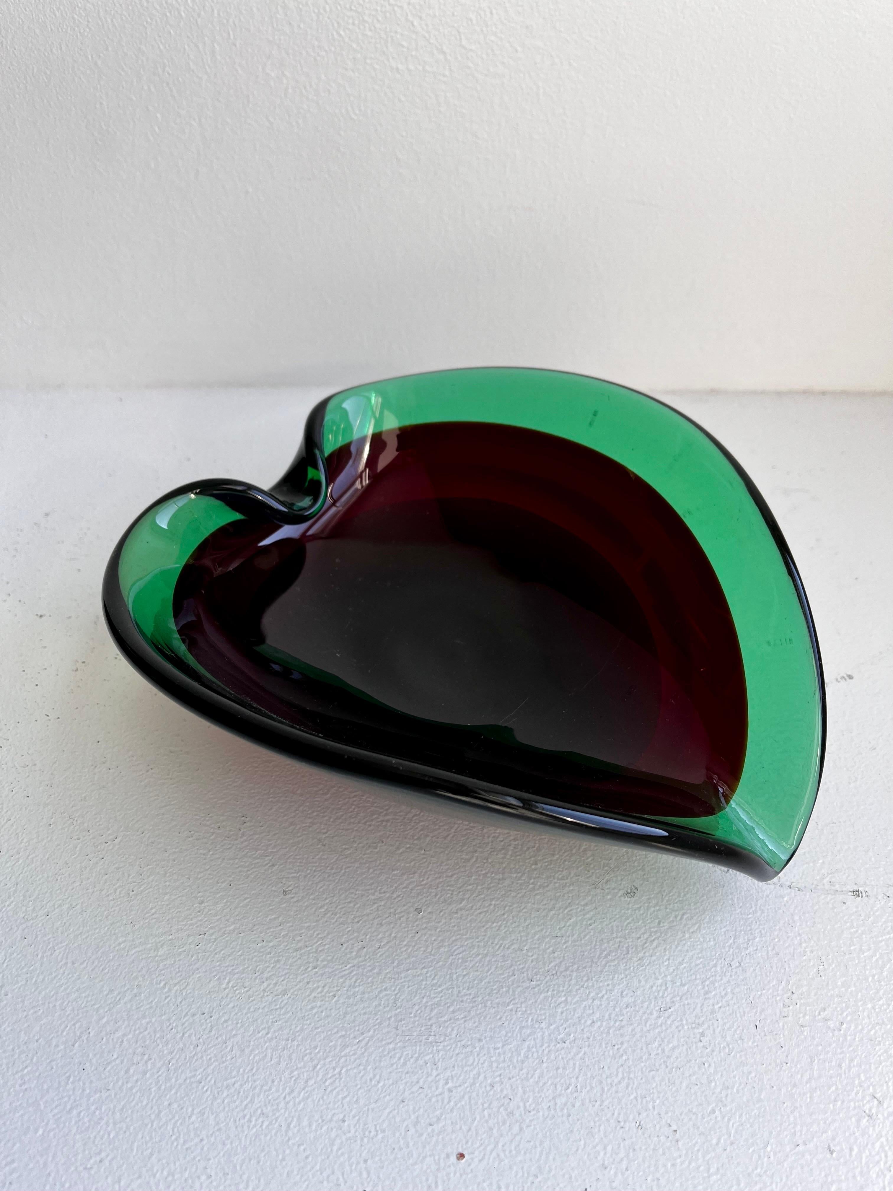 Cuenco de cristal verde y rojo de Murano, circa 1950 Moderno de mediados de siglo en venta
