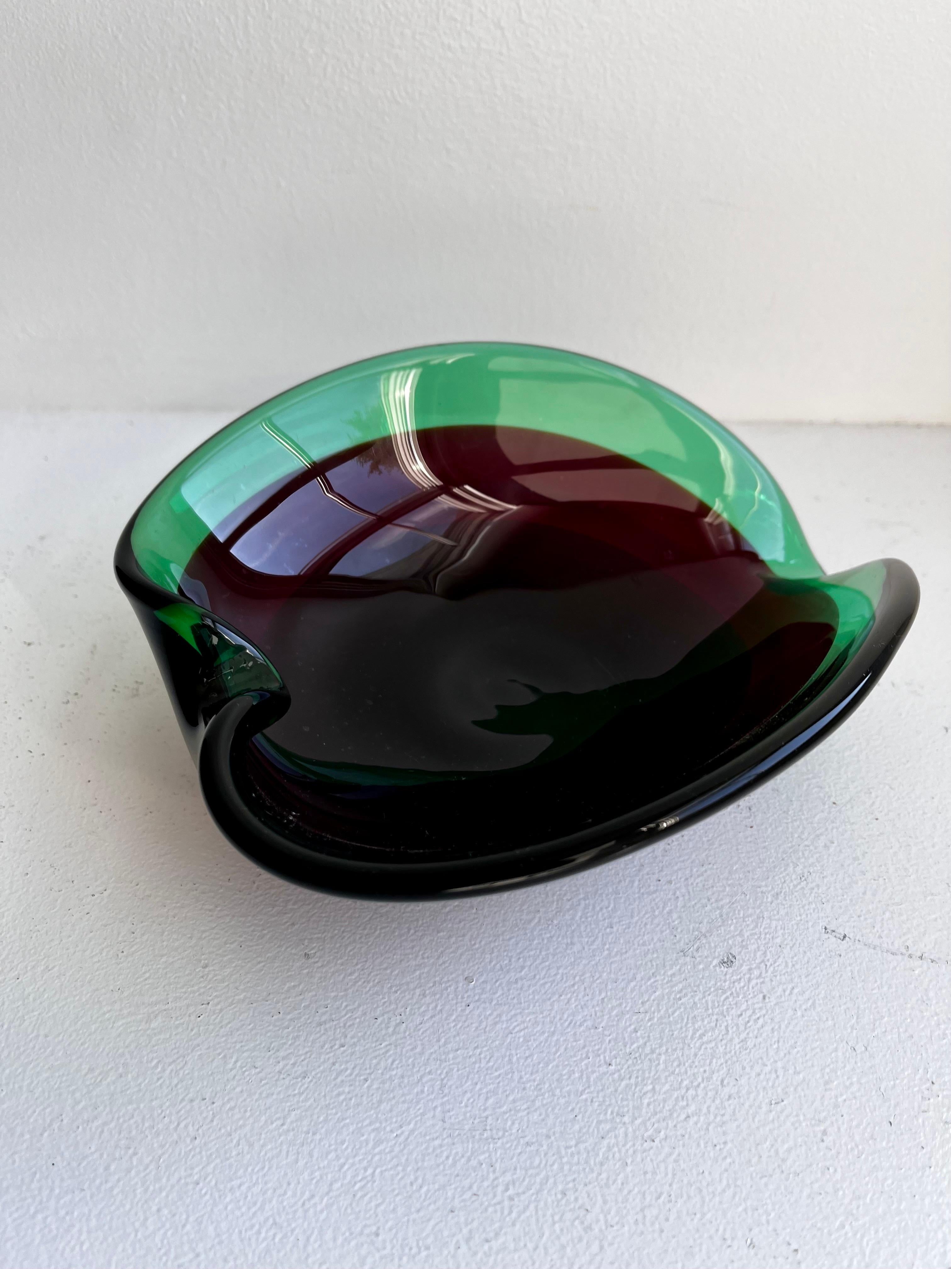 Cuenco de cristal verde y rojo de Murano, circa 1950 Italiano en venta