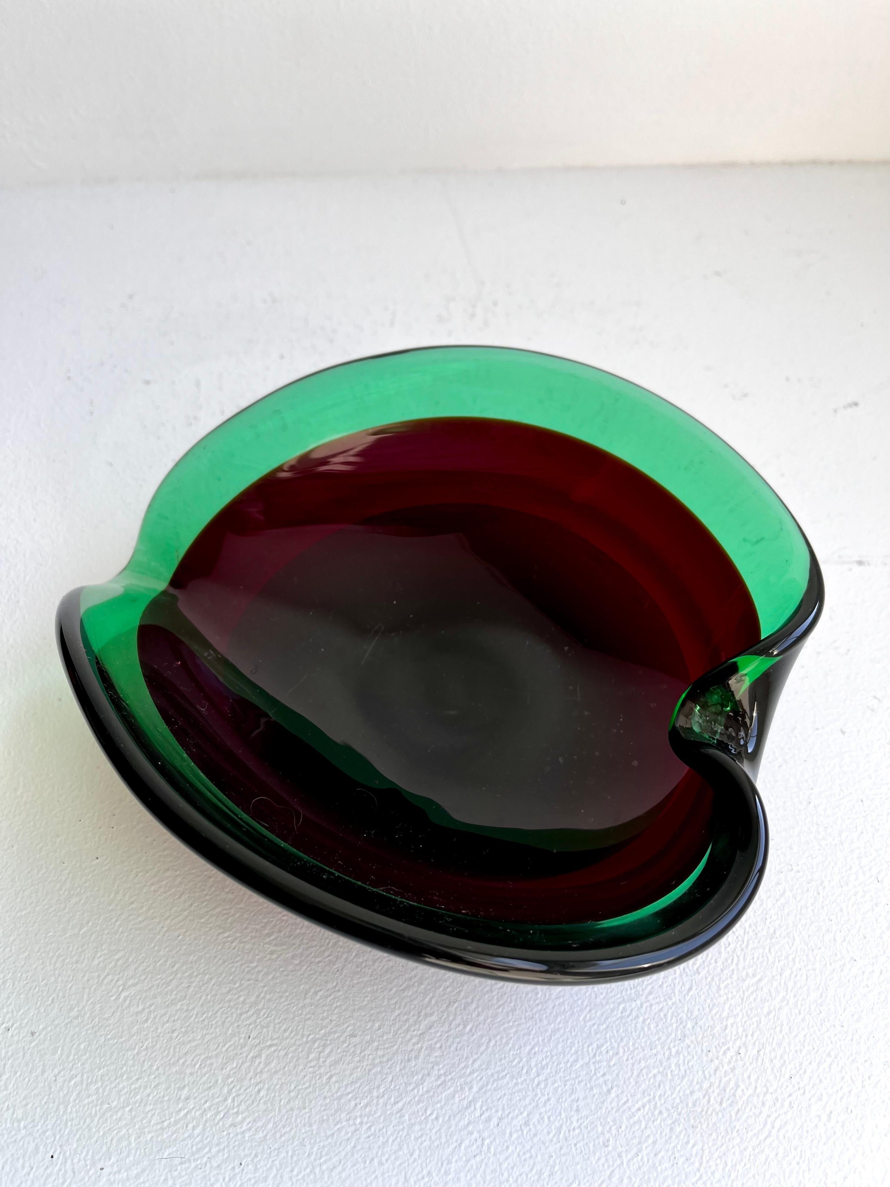 Cuenco de cristal verde y rojo de Murano, circa 1950 en Bueno estado para la venta en Philadelphia, PA