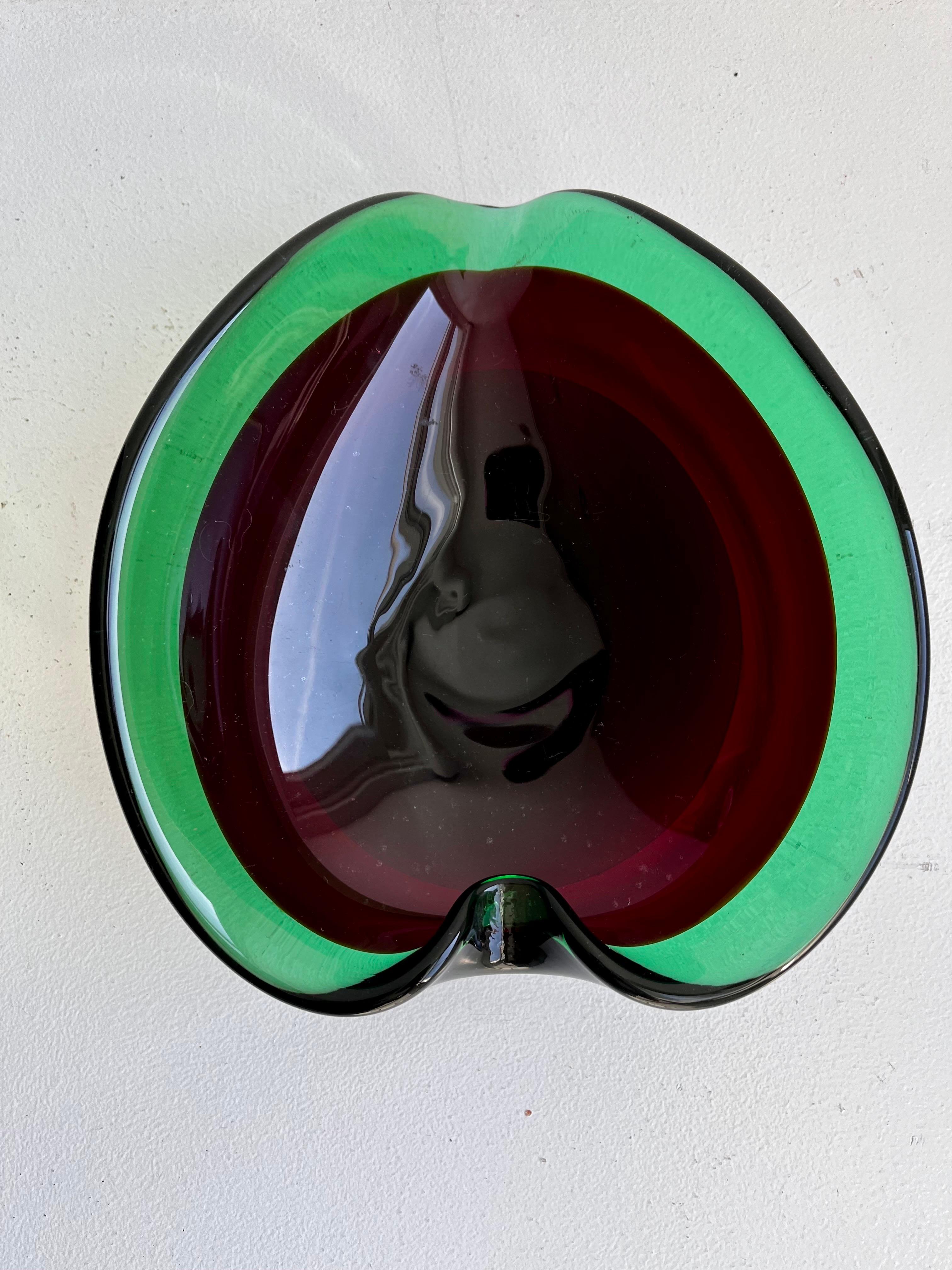 Cuenco de cristal verde y rojo de Murano, circa 1950 mediados del siglo XX en venta