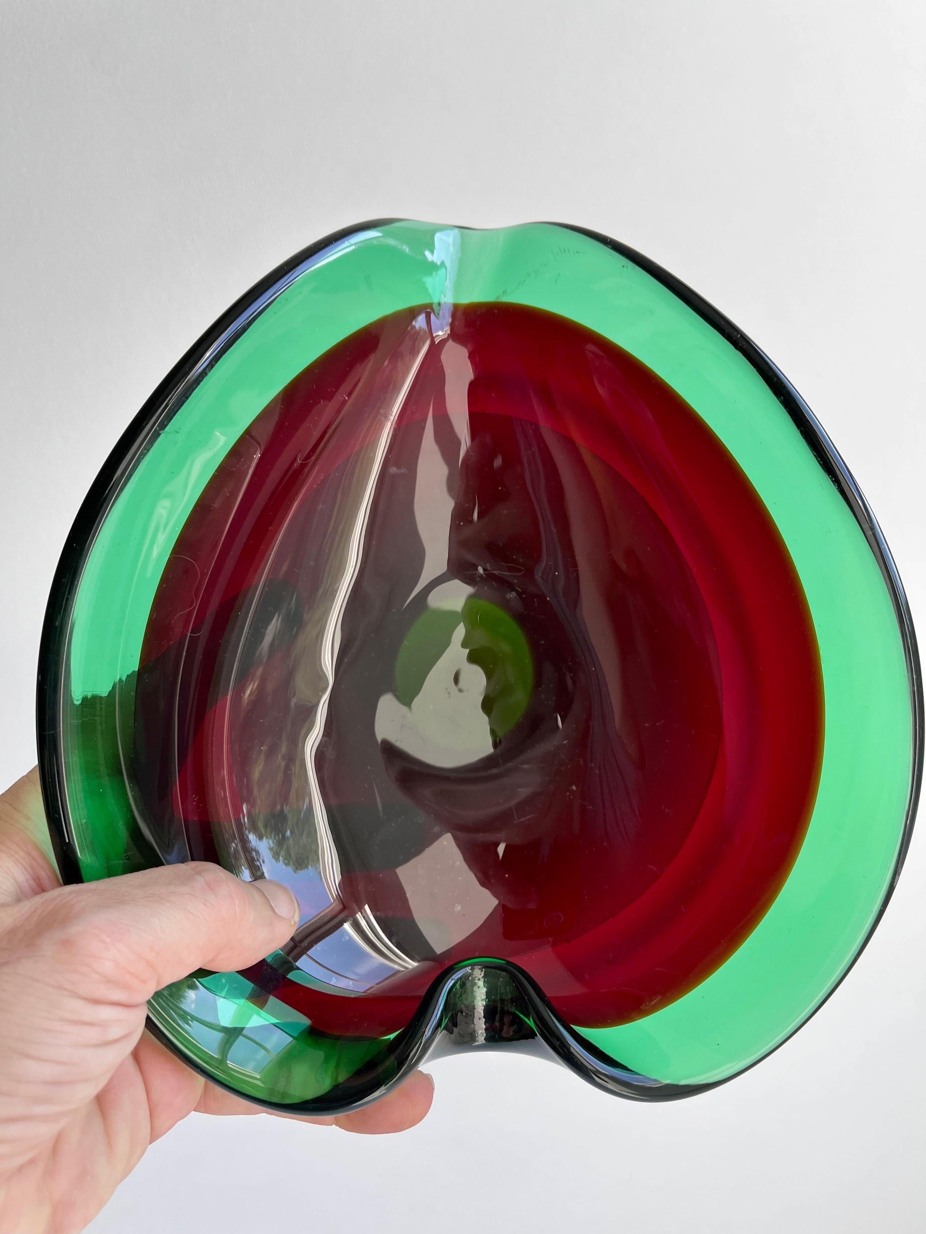 Cuenco de cristal verde y rojo de Murano, circa 1950 Vidrio artístico en venta