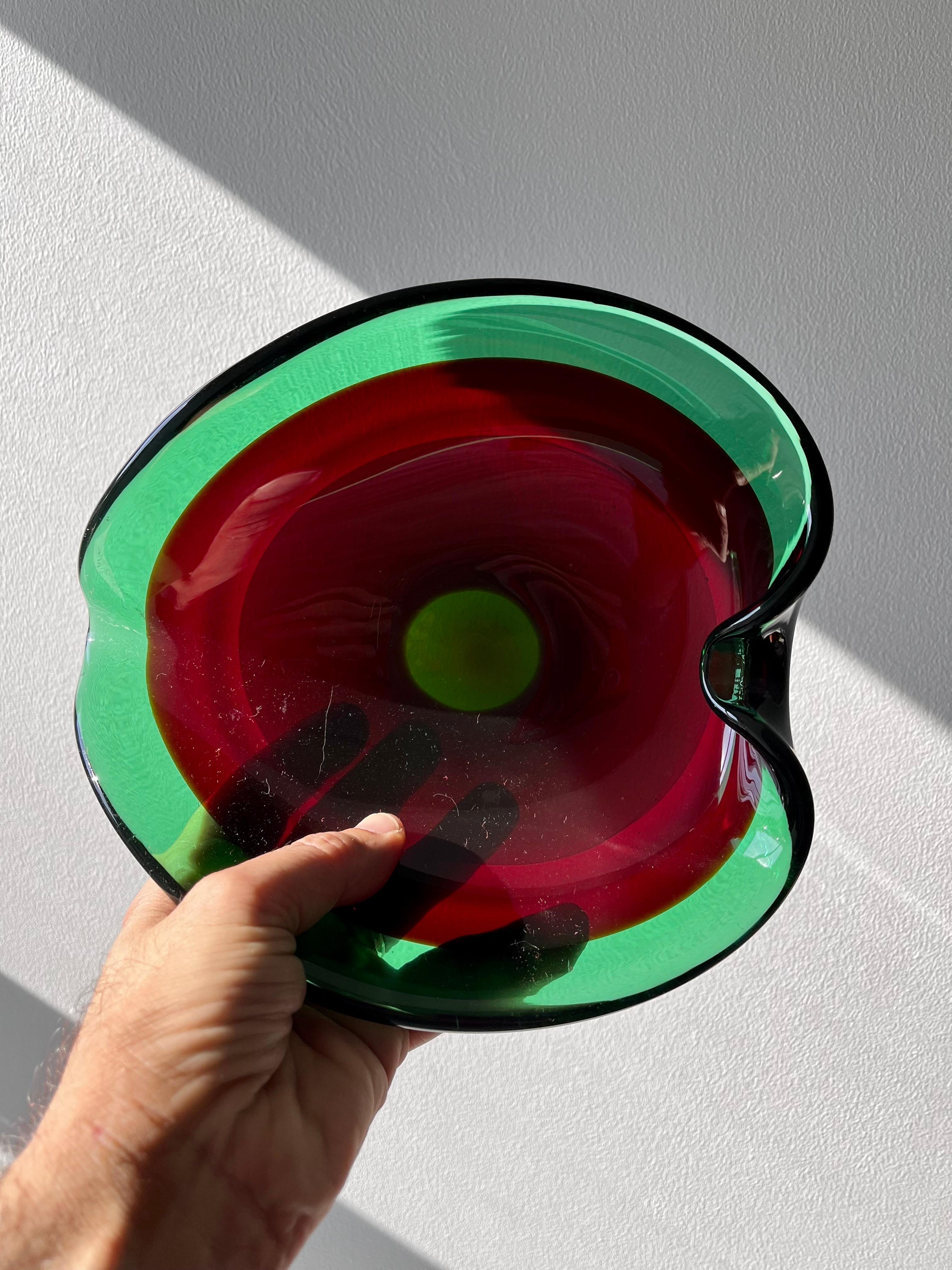 Cuenco de cristal verde y rojo de Murano, circa 1950 en venta 1