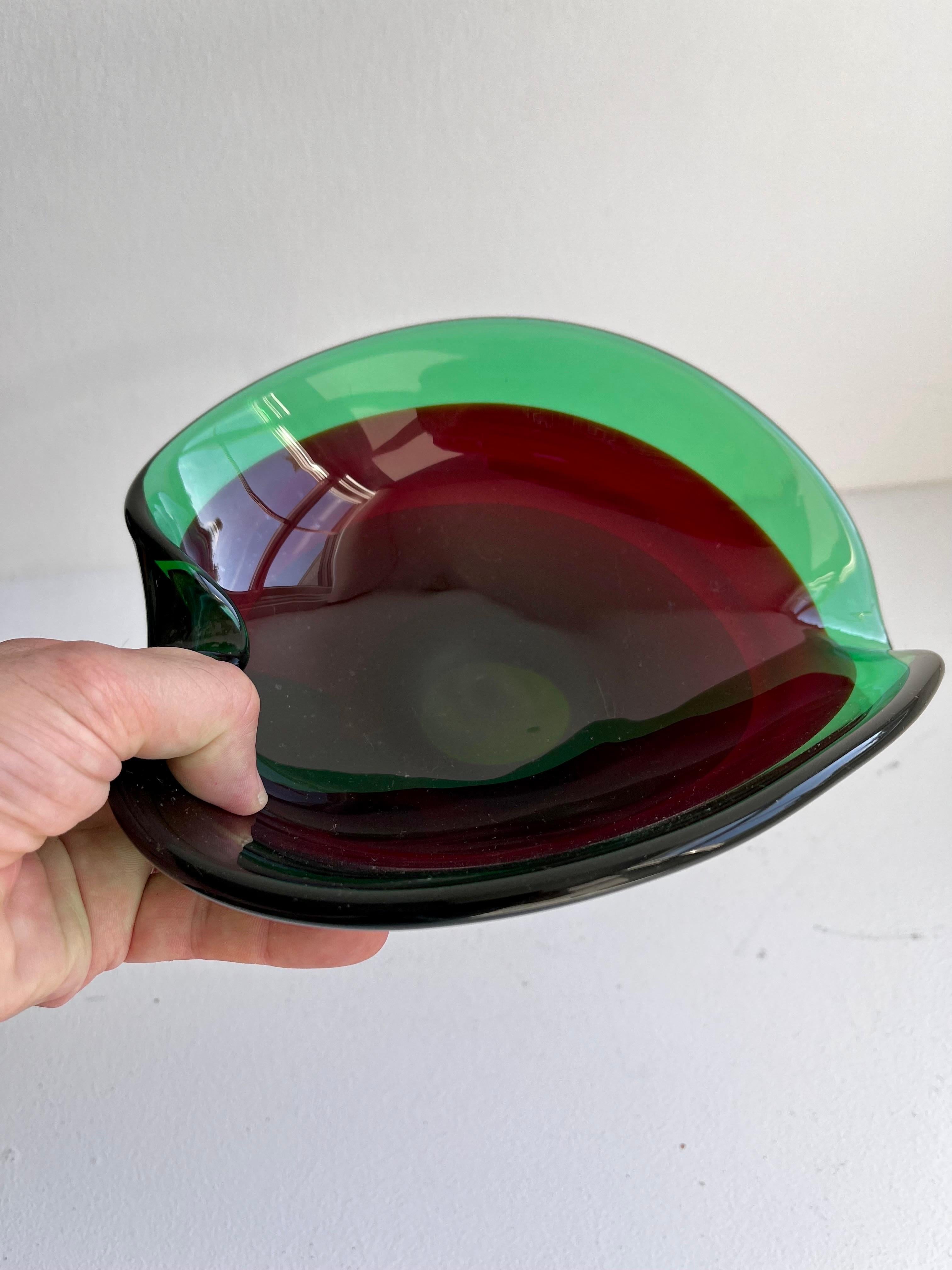 Cuenco de cristal verde y rojo de Murano, circa 1950 en venta 2