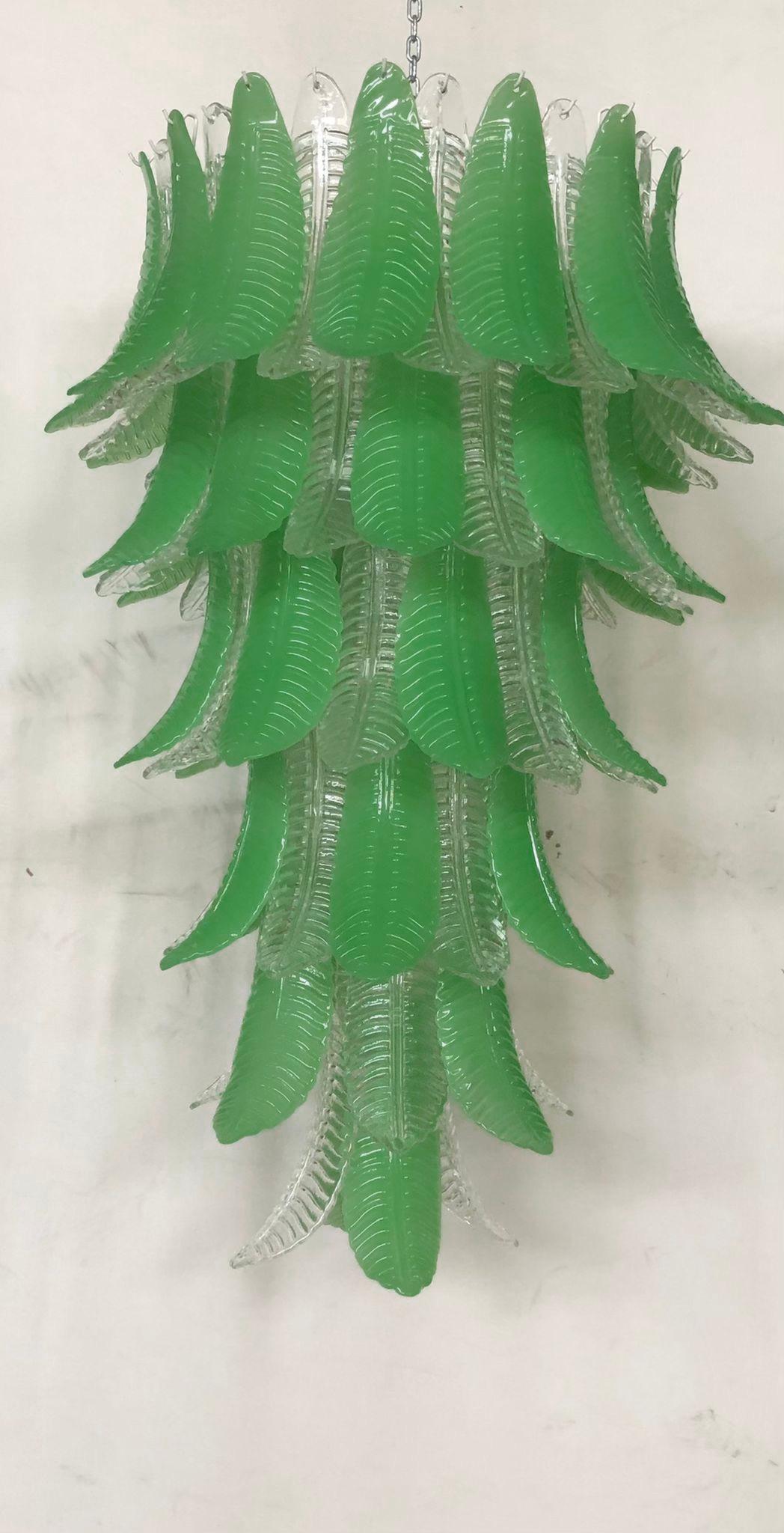 Un tripudio di foglie, con un elegante colore verde. Raffinatezza e classe come nello stile di Murano, pezzi unici che rimangono sempre preziosi.

Struttura in ferro bianco con foglie in vetro di Murano verde e trasparente tutt'intorno. La foglia ha
