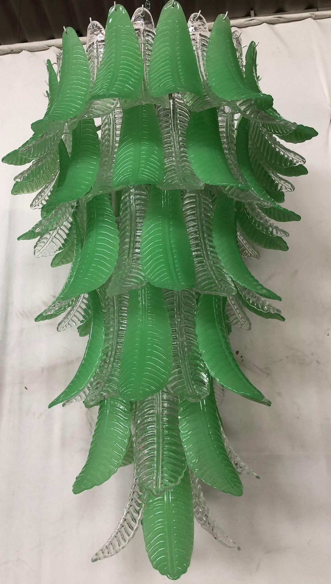 Italiano Lampadario e pendente in vetro artistico di Murano verde e trasparente, 2020 in vendita