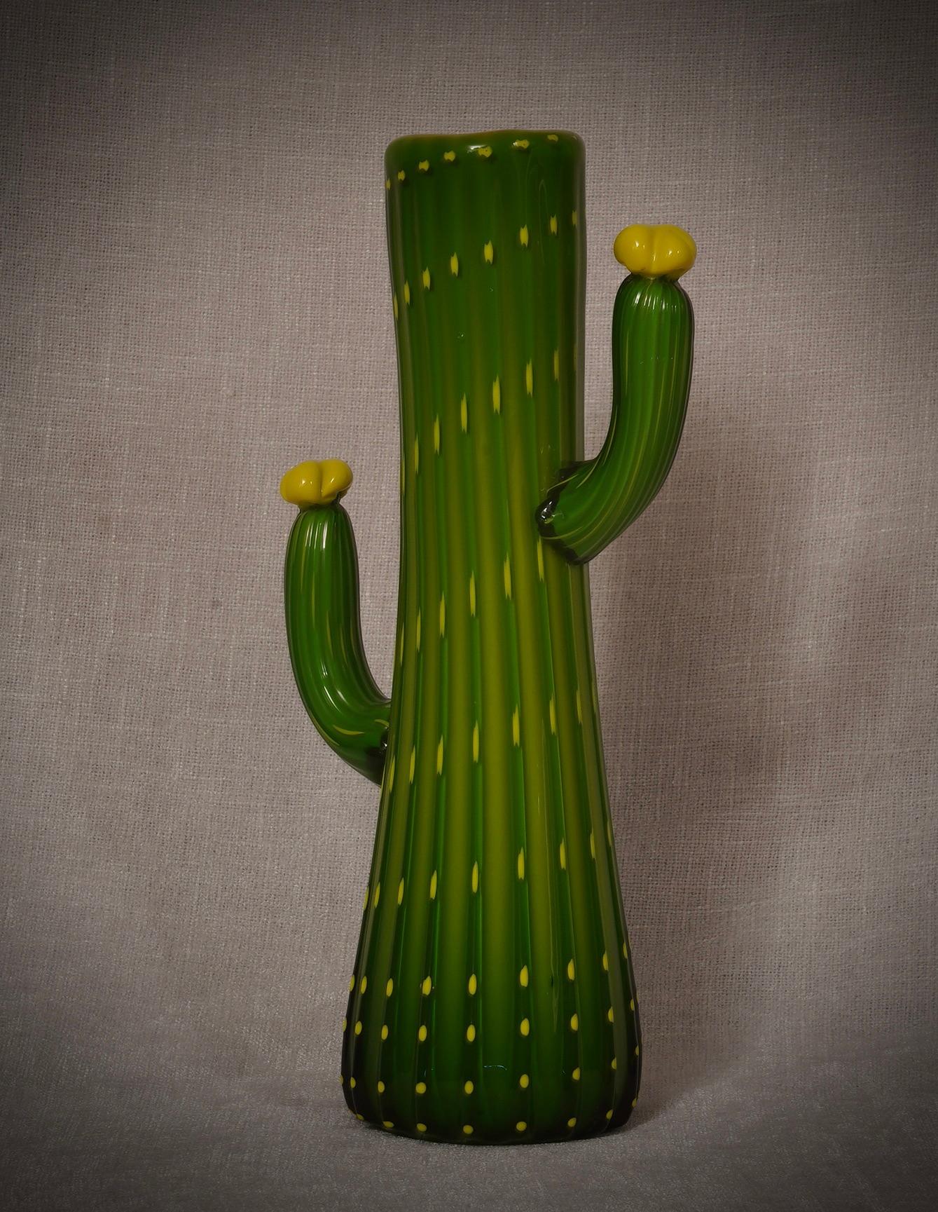 Un superbe vase en verre de Murano d'un magnifique vert lime et jaune, un design original pour un vase en forme de cactus. Le raffinement et le style définissent ce vase, dont la couleur et le design charismatiques le rendent excentrique et unique