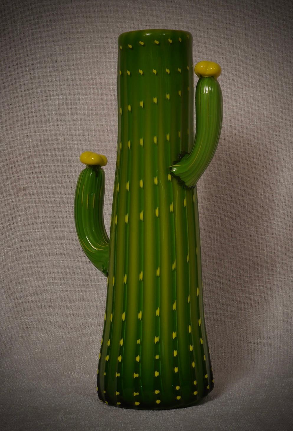 Un superbe vase en verre de Murano d'un magnifique vert lime et jaune, un design original pour un vase en forme de cactus. Le raffinement et le style définissent ce vase, dont la couleur et le design charismatiques le rendent excentrique et unique