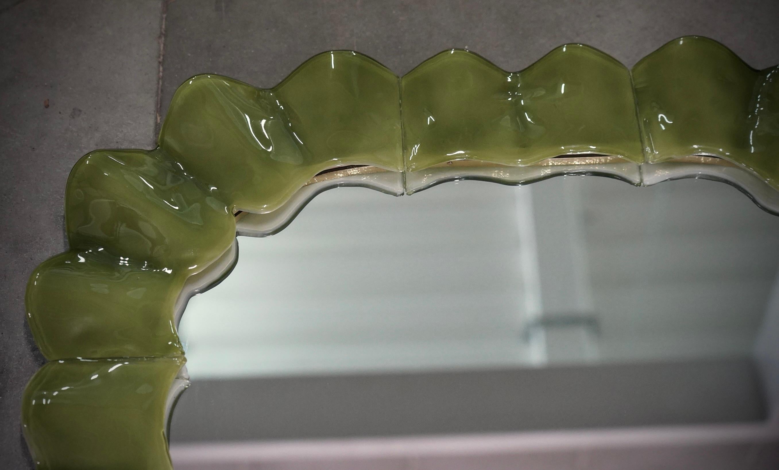 Murano Green Art Glass and Brass Italian Console / Wall Mirror, 2000 In Good Condition For Sale In Rome, IT