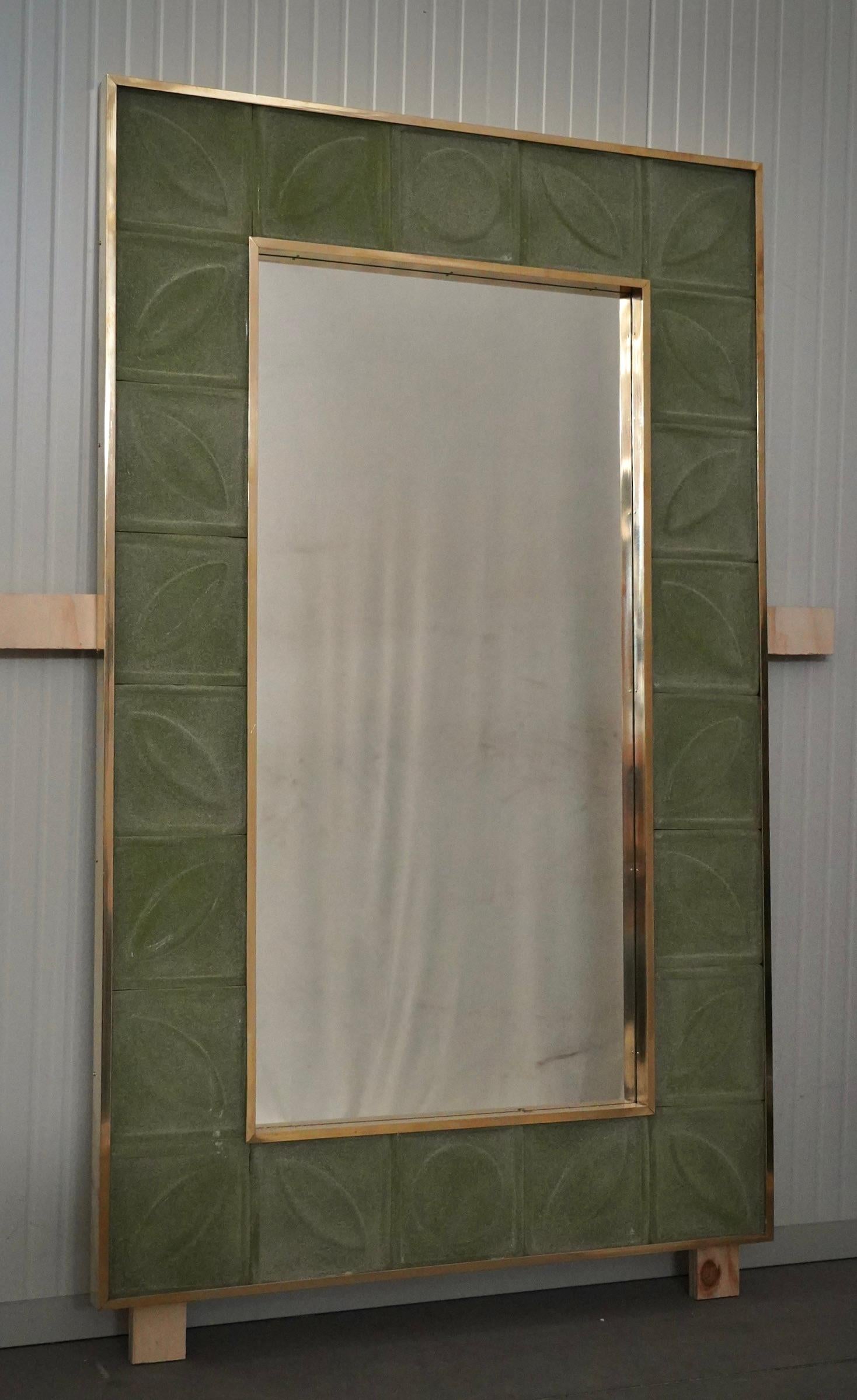 Un solide cadre vert scavo capte le regard de ceux qui l'observent et les laisse en extase. Les fours Murano créent un design indiscutable et intemporel, à la fois simple et élégant.

La structure du miroir mural est en bois, où se loge le verre