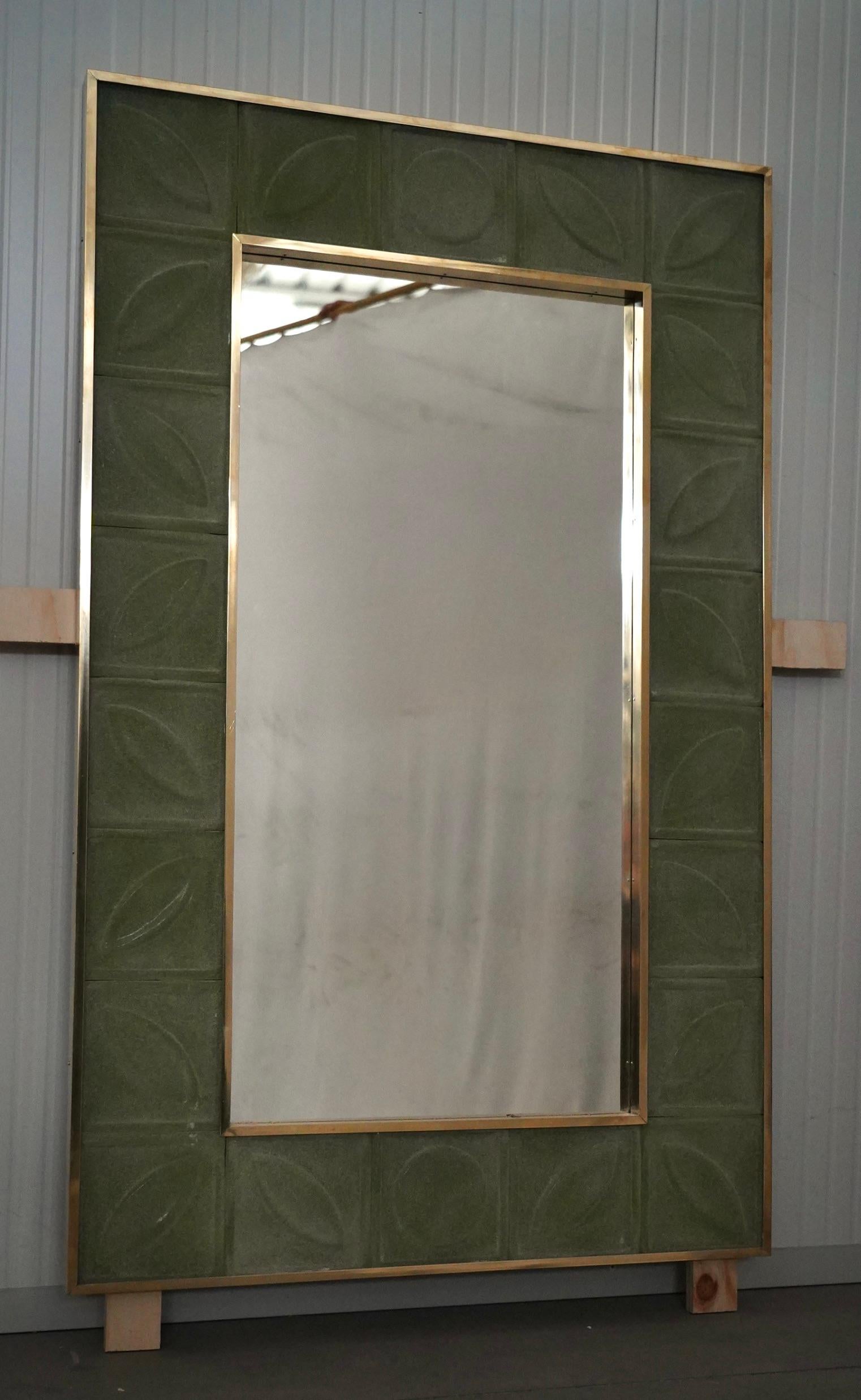 Mid-Century Modern Miroir mural console italien du milieu du siècle en verre d'art vert et laiton de Murano, 2020 en vente