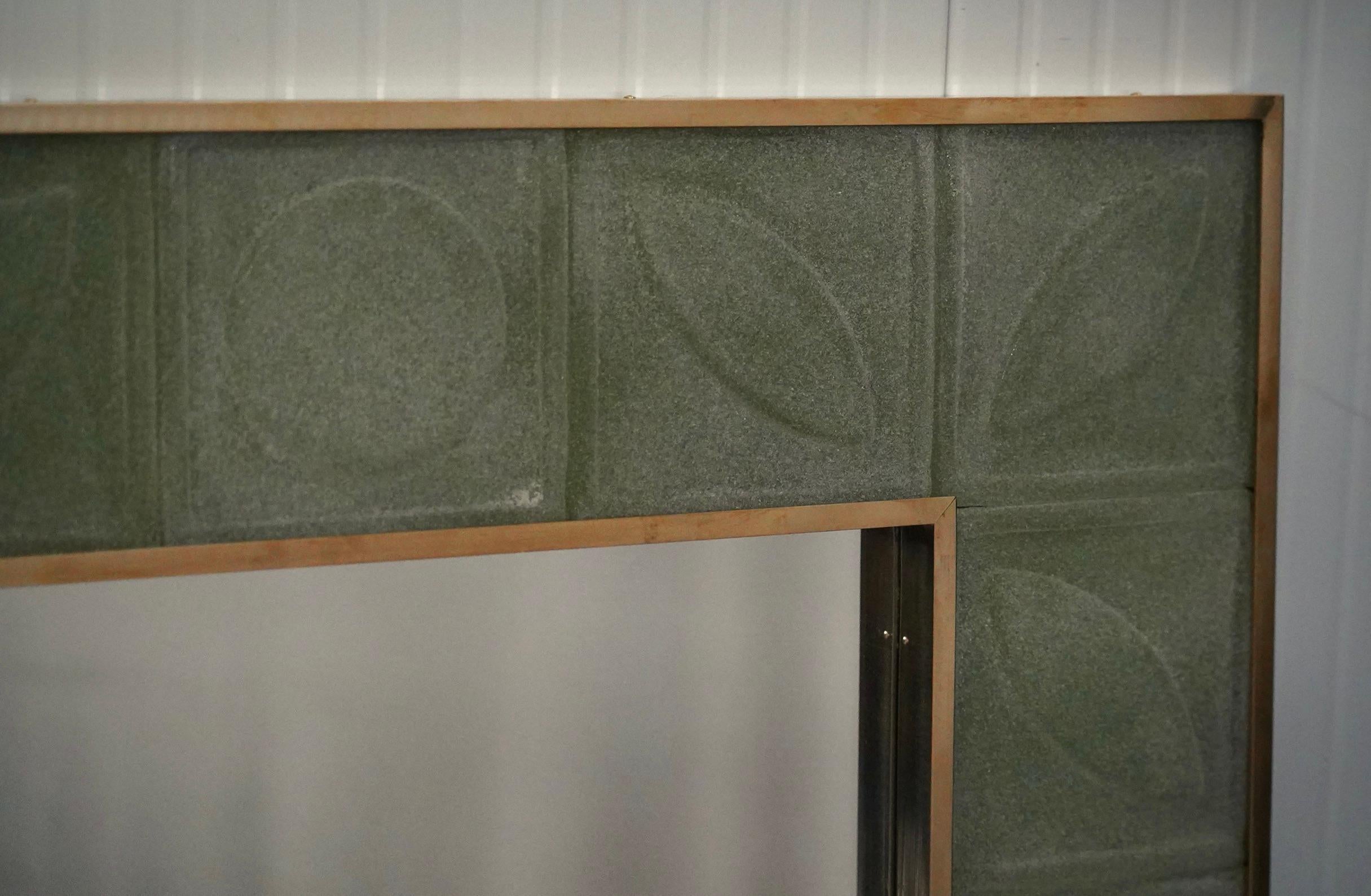 XXIe siècle et contemporain Miroir mural console italien du milieu du siècle en verre d'art vert et laiton de Murano, 2020 en vente