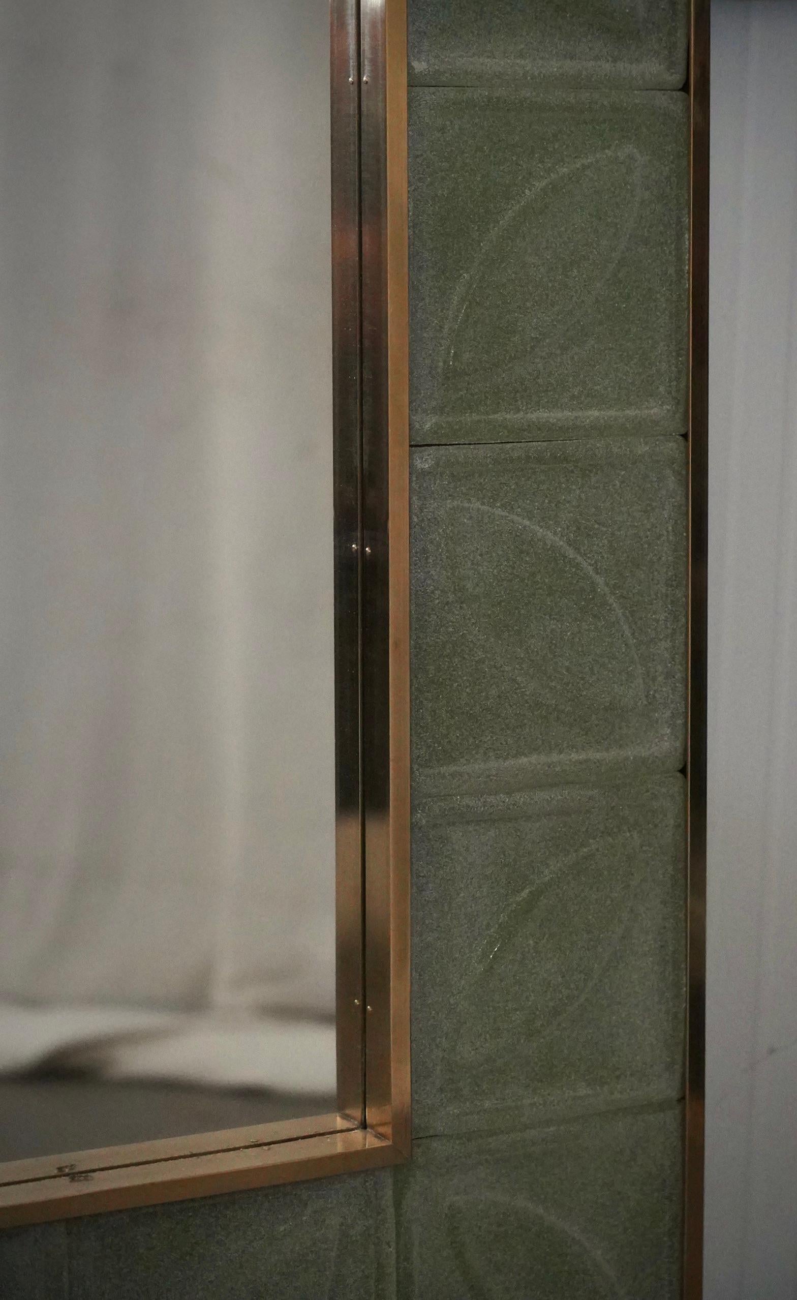 Miroir mural console italien du milieu du siècle en verre d'art vert et laiton de Murano, 2020 en vente 1
