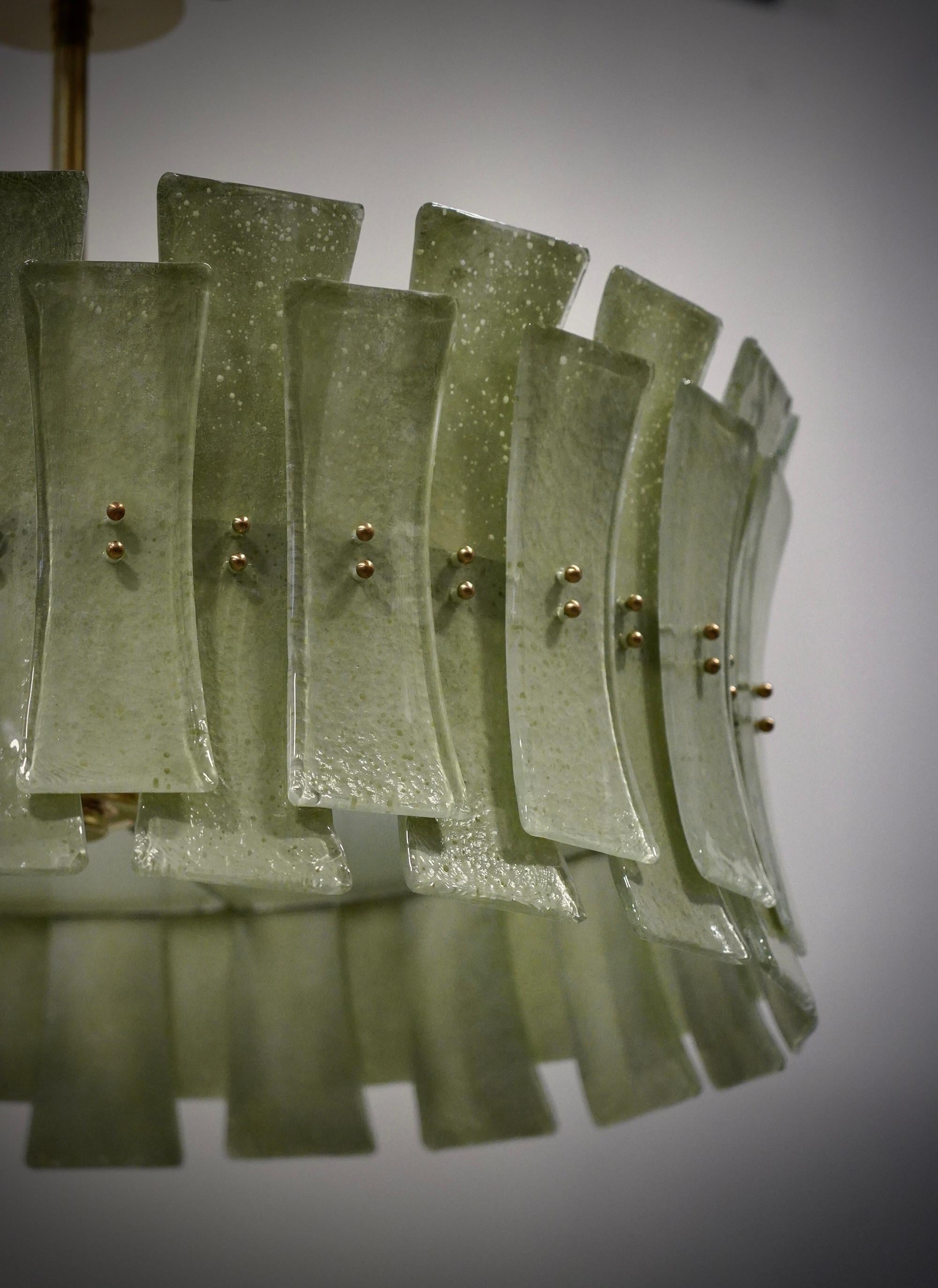 XXIe siècle et contemporain Lustre et pendentifs du milieu du siècle en verre d'art vert de Murano et en laiton, 2000 en vente