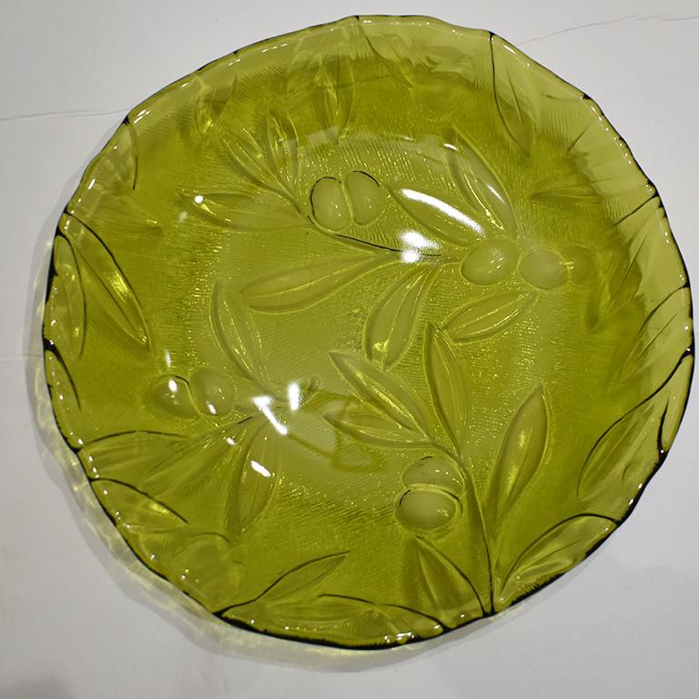 Set of clear glass etched Italian dinnerware set in a beautiful avocado green color. This set includes 28 pieces, each with etched details of floral and geometric and thumbprint accents. 

Dinner plates (6) :
- 1