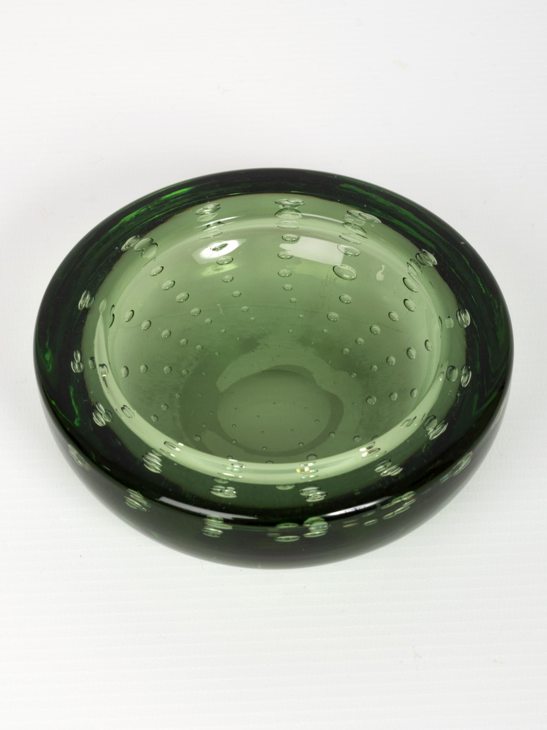 Murano green ashtray bowl with air bubbles by Archimede Seguso, Italy, C.1960.
In very good vintage condition.