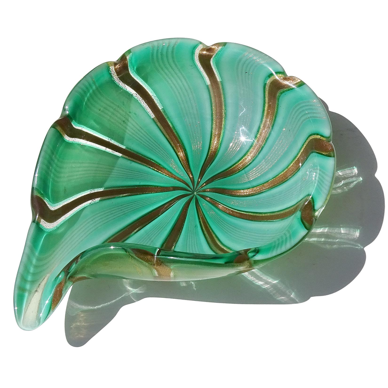 Bellissima ciotola decorativa vintage in vetro artistico italiano soffiato a mano di Murano, di colore verde, avventurina e macchie d'oro. Attribuito al designer Dino Martens per Aureliano Toso. La ciotola è realizzata con grandi nastri verdi 