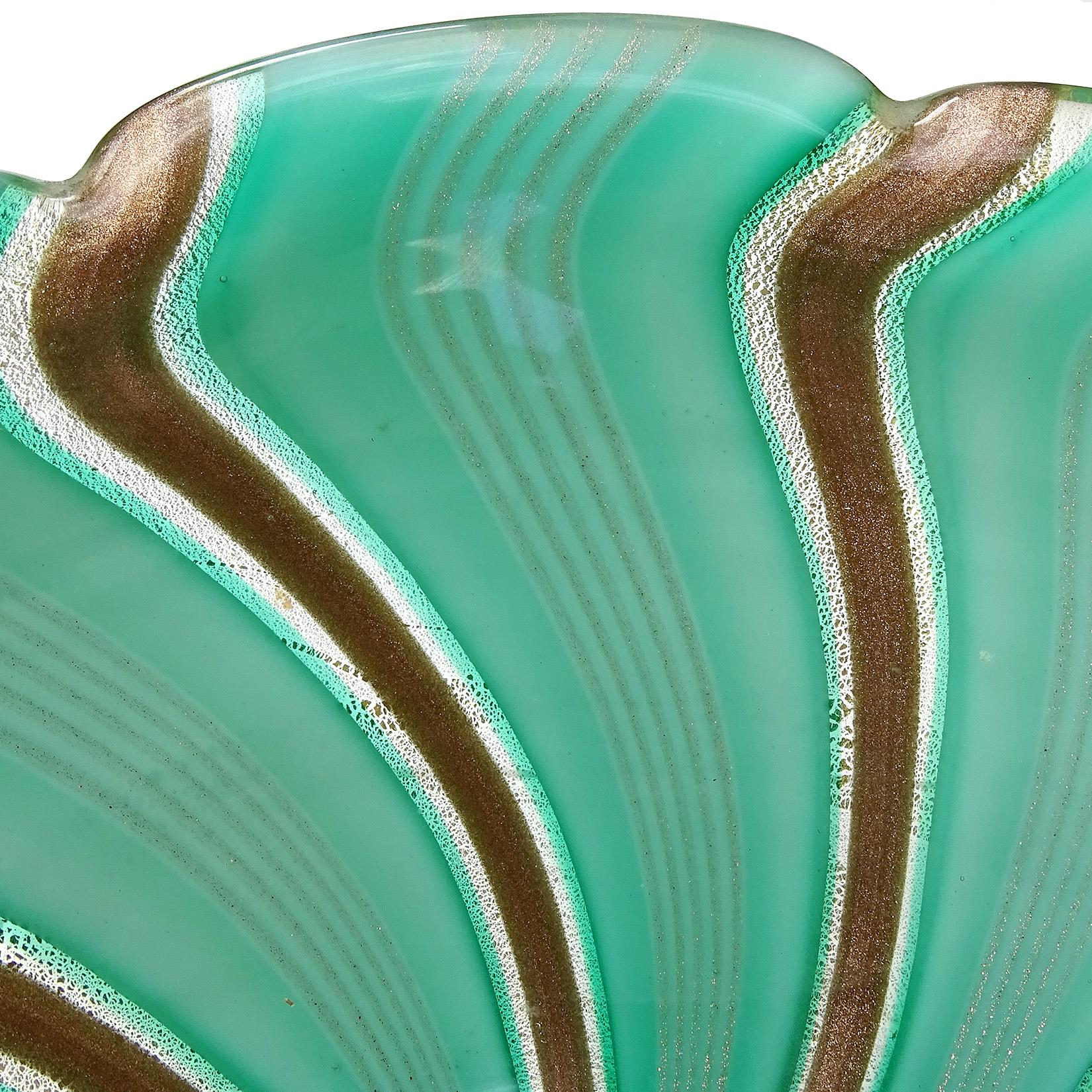 Dekorative Schale aus italienischem Murano-Kunstglas in Grün mit Aventurin-Goldflecken und Bändern (Moderne der Mitte des Jahrhunderts) im Angebot