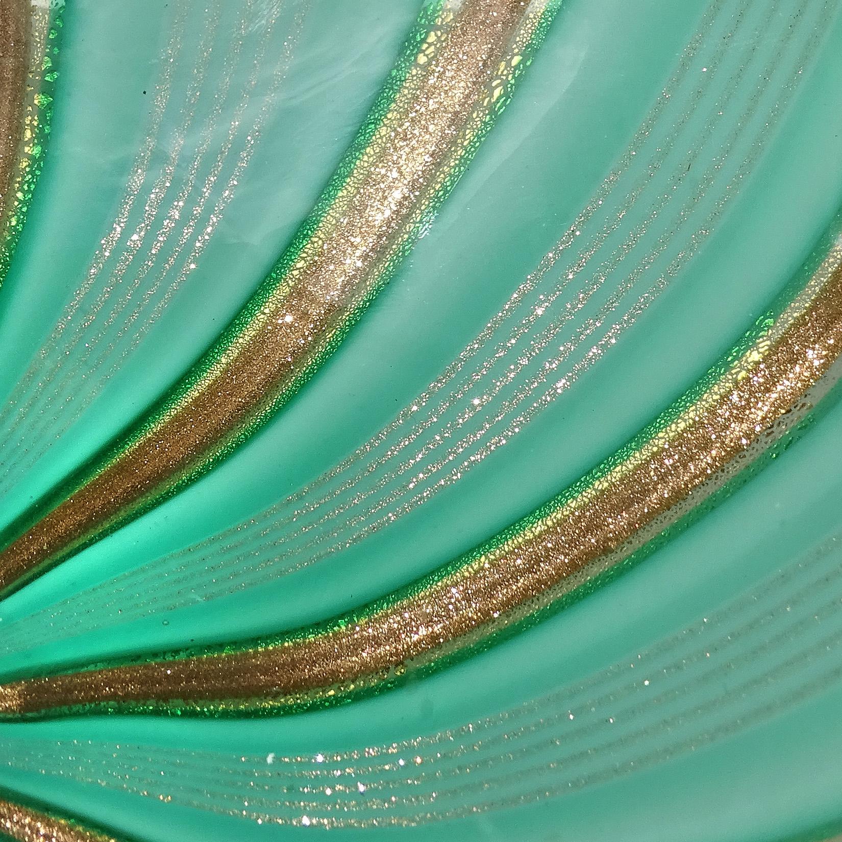 Fatto a mano Ciotola decorativa in vetro artistico italiano di Murano Greene & Greene Greene, con fiocchi d'oro. in vendita