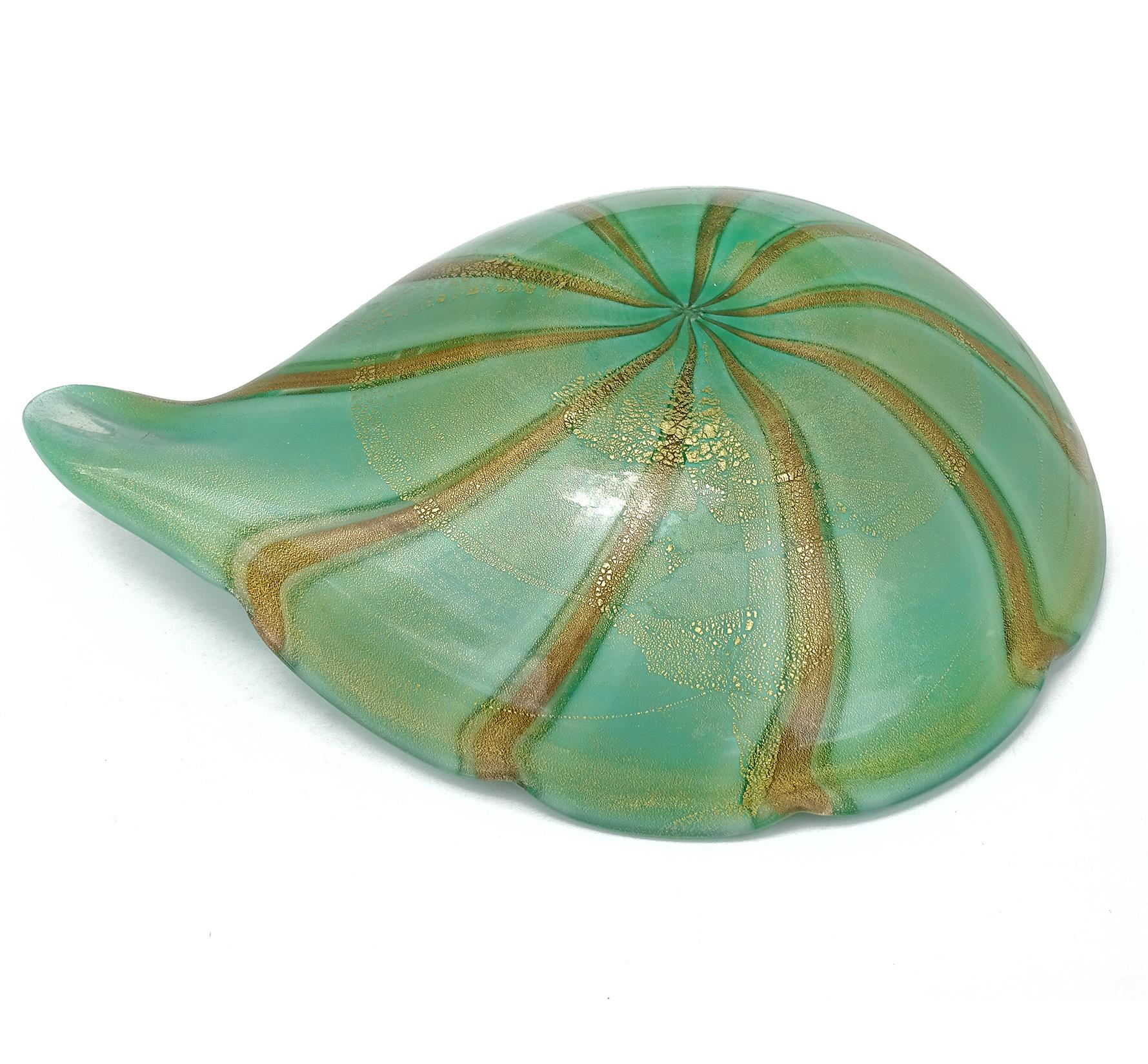 XX secolo Ciotola decorativa in vetro artistico italiano di Murano Greene & Greene Greene, con fiocchi d'oro. in vendita